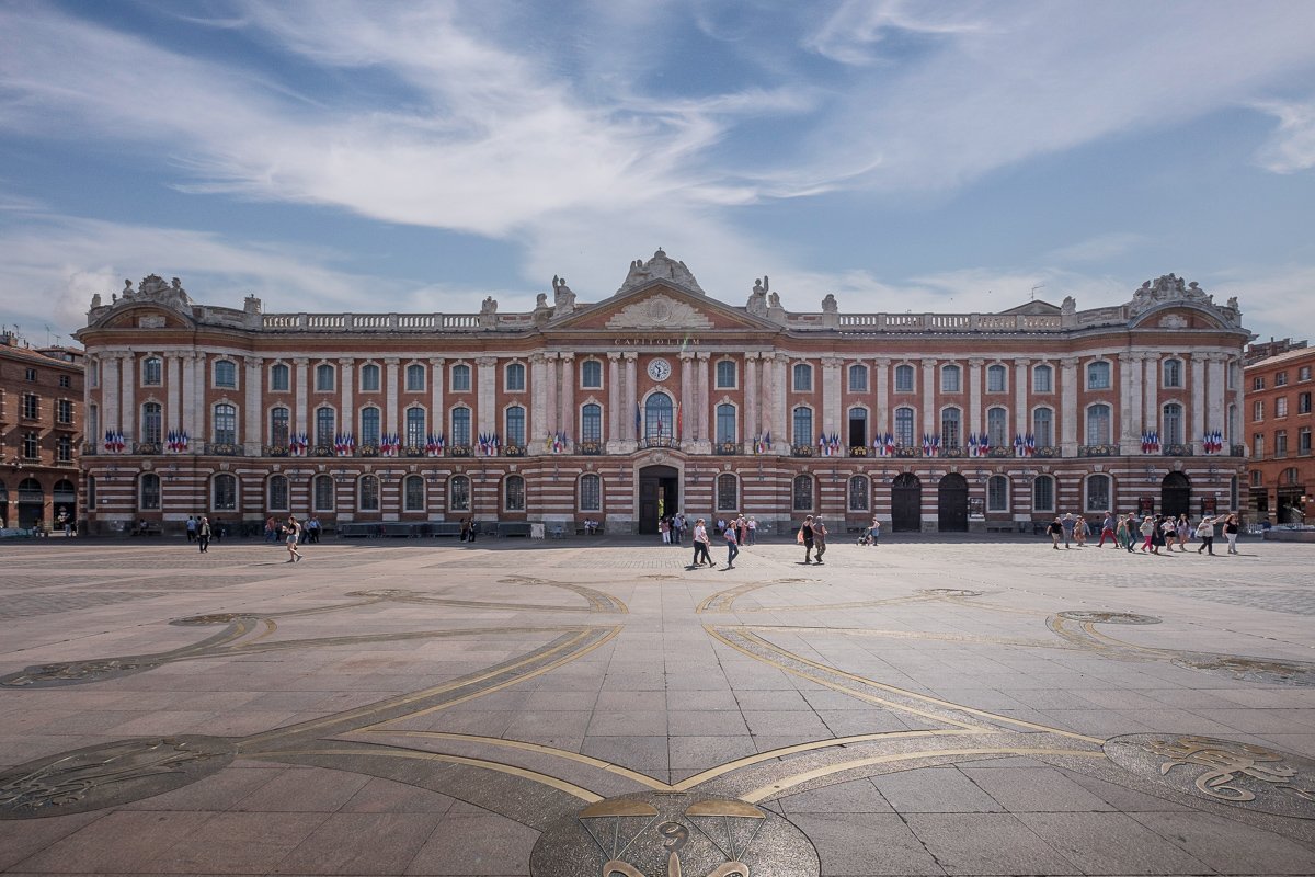 Place du capitole vue de face, croix occitane au sol