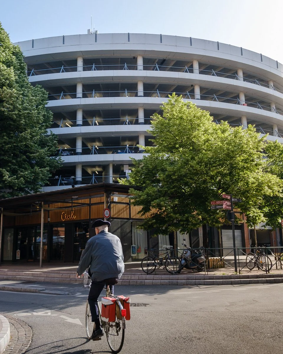 Vue sur la place des Carmes avec un cycliste