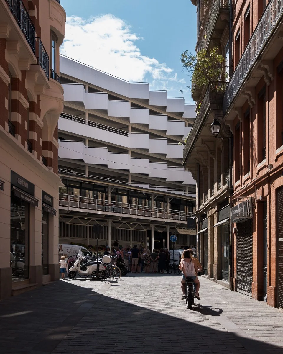 Vue sur le marché Victor Hugo depuis la ruelle d'en face