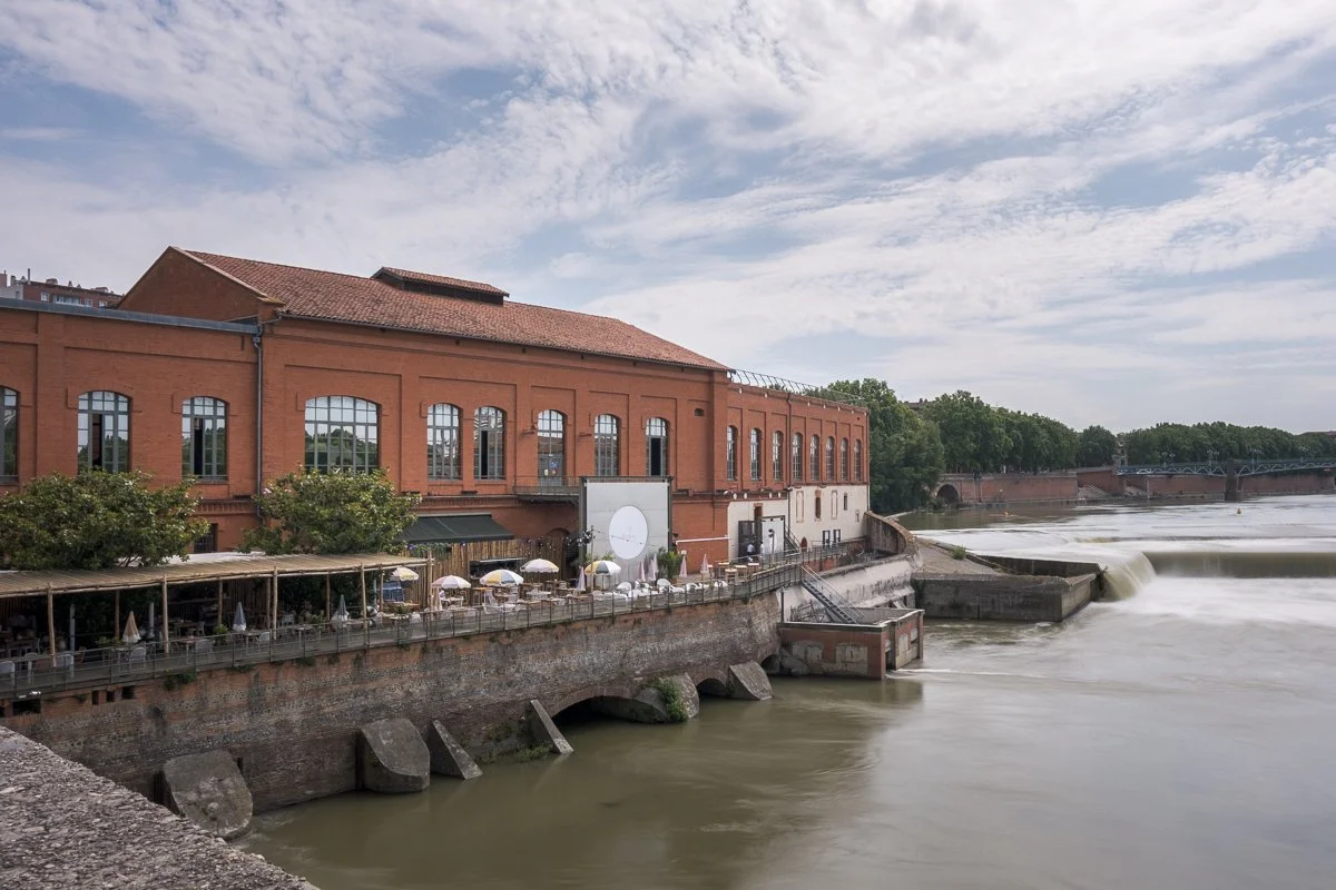 Vue sur la centrale hydro-électrique du Bazacle
