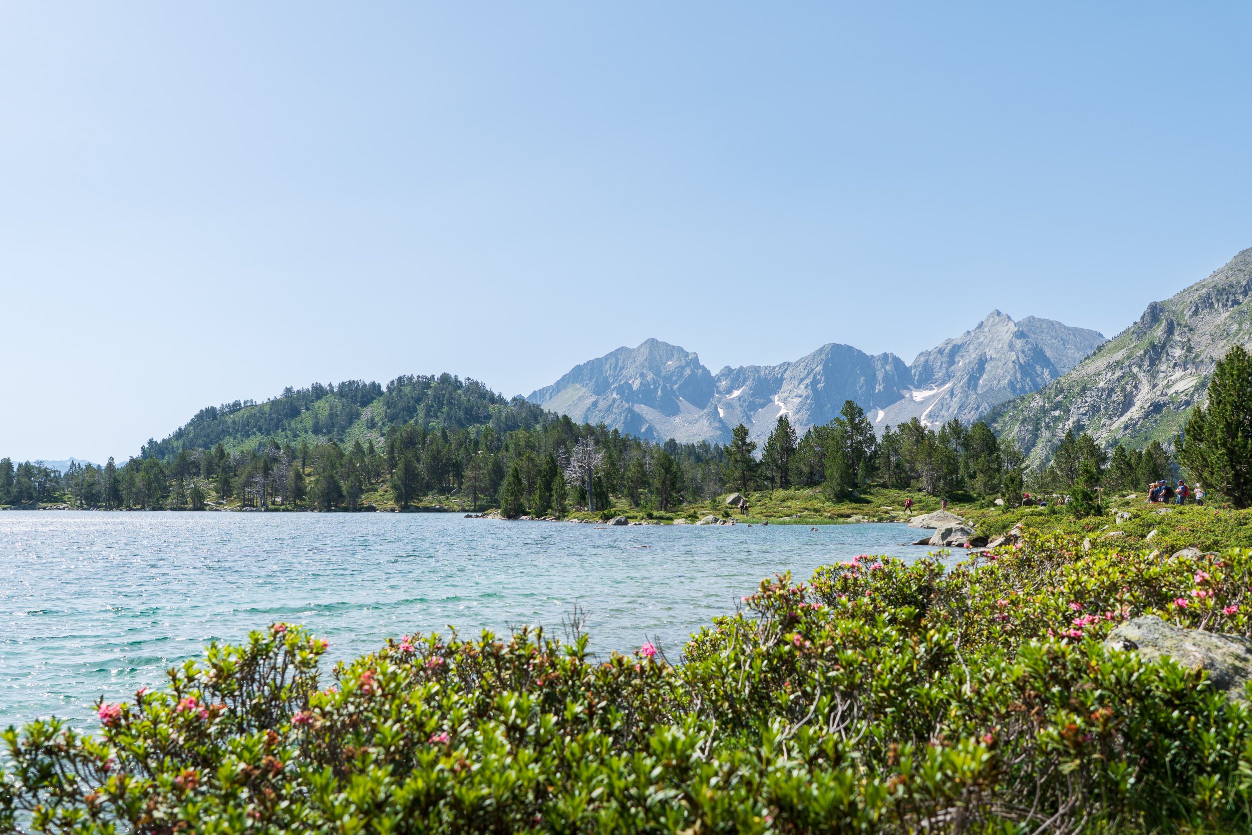 Lac d'Aumar entouré de sommets pyrénéens