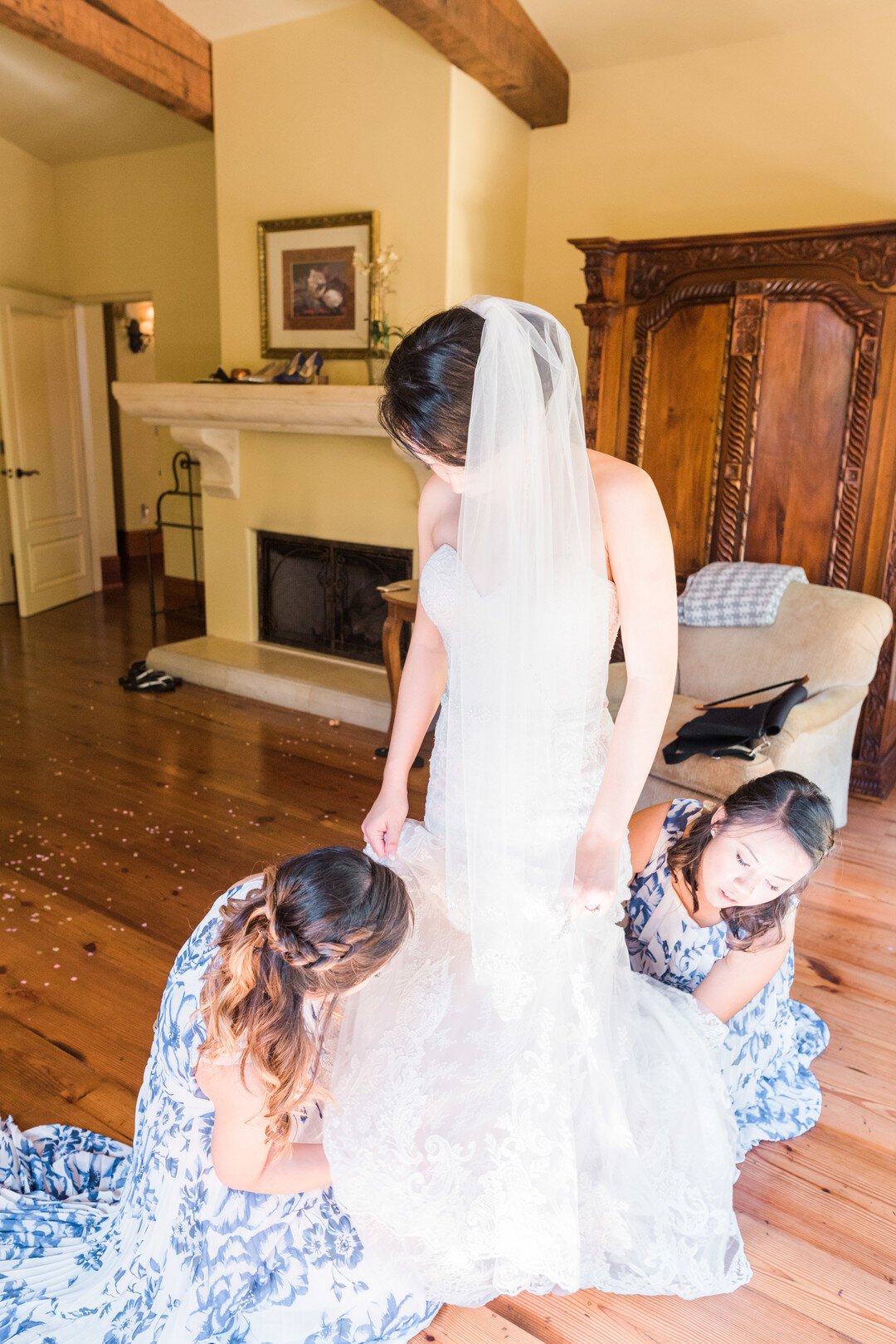 www.santabarbarawedding.com | Cali Paso Winery | Alyssa Lynne Photography | Danielle Stone Photography | All About Events | Paso Wedding Smith | Paso Robles Wedding Stylist | Bride Getting Ready