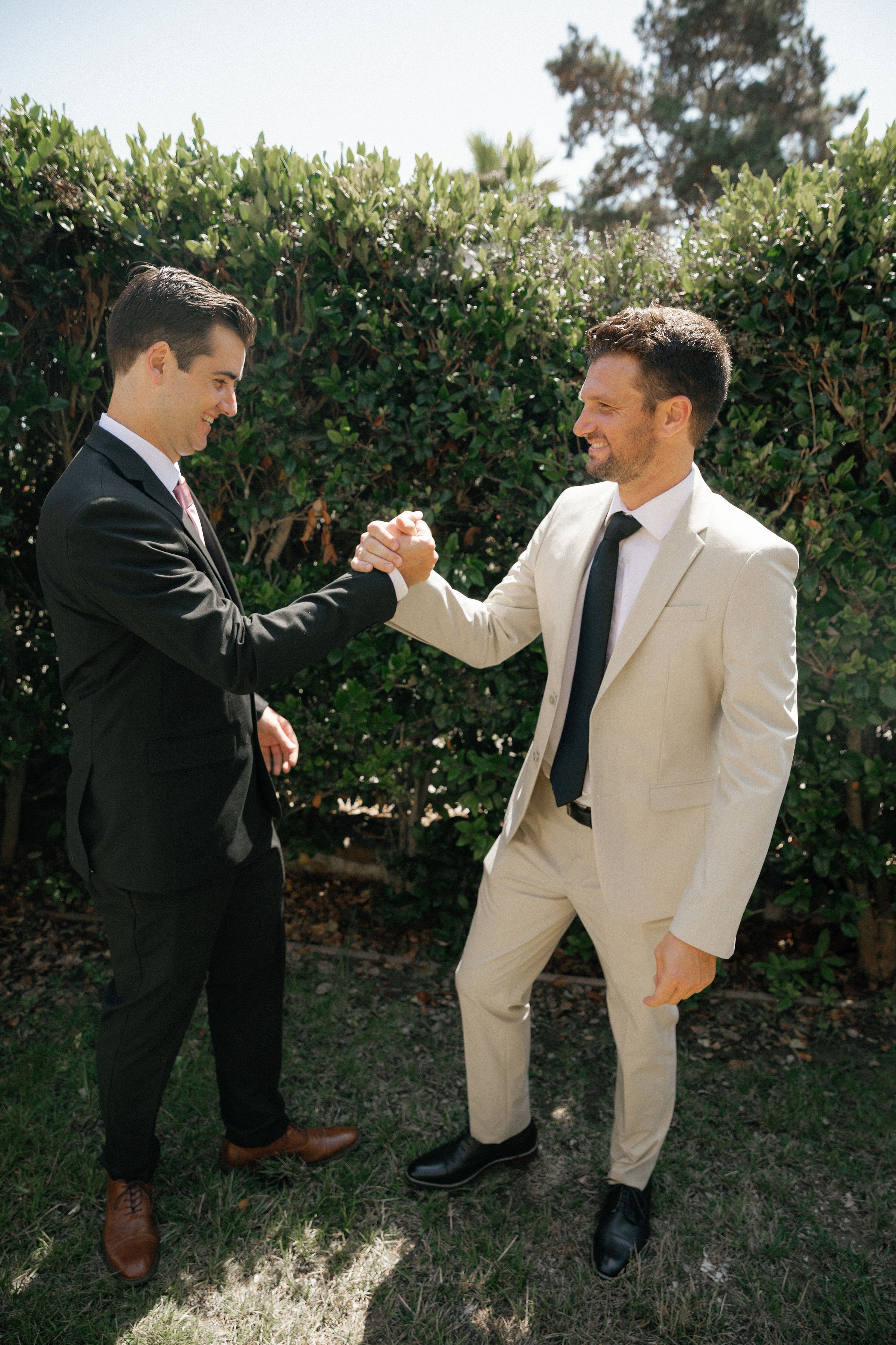 www.santabarbarawedding.com | Rincon Beach Club | Rachel Wakefield | PacWest Blooms | Groom Shaking Hands with Groomsman 