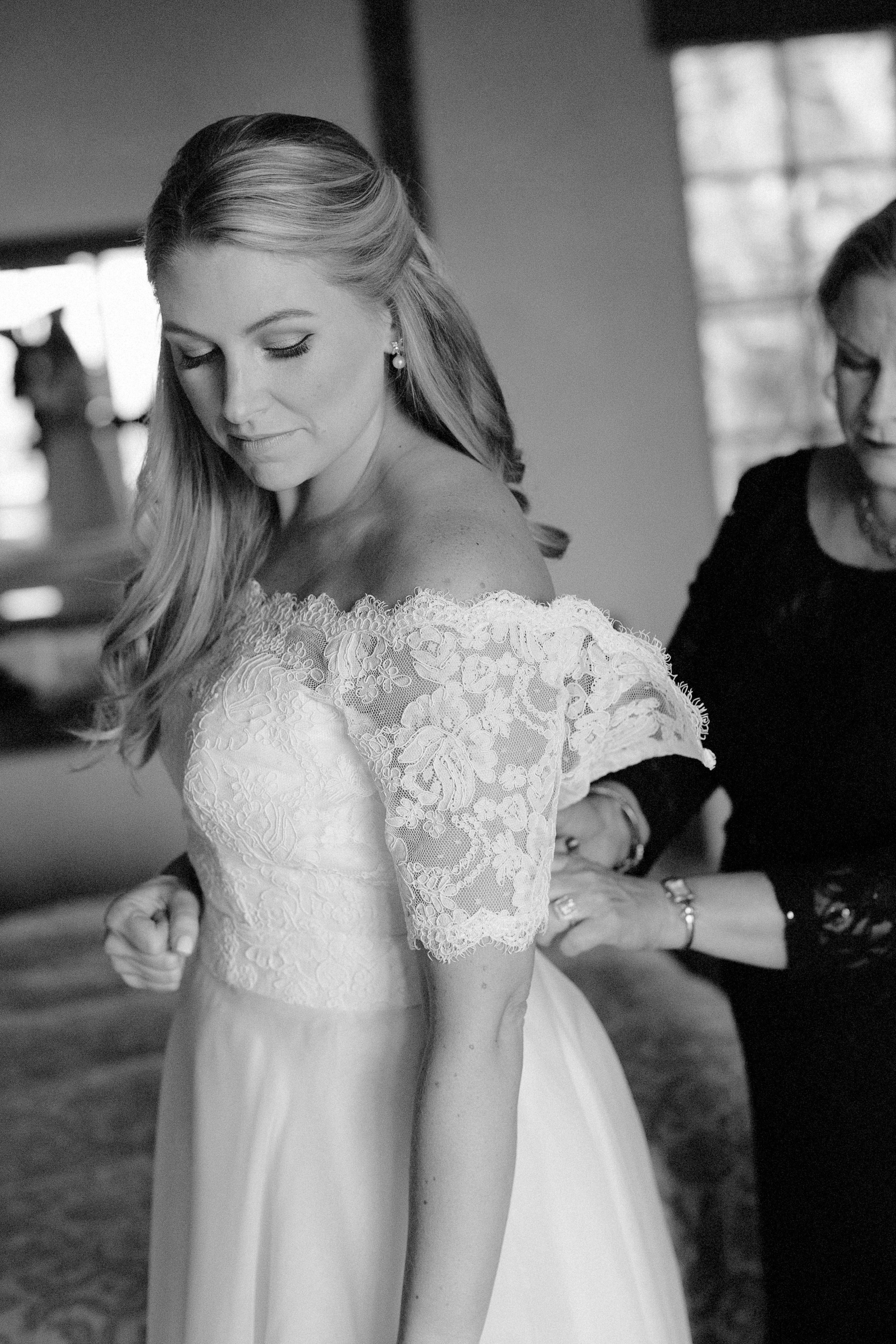 www.santabarbarawedding.com | Villa Verano | Clarissa Koenig Photography | Felici Events | Bride getting ready