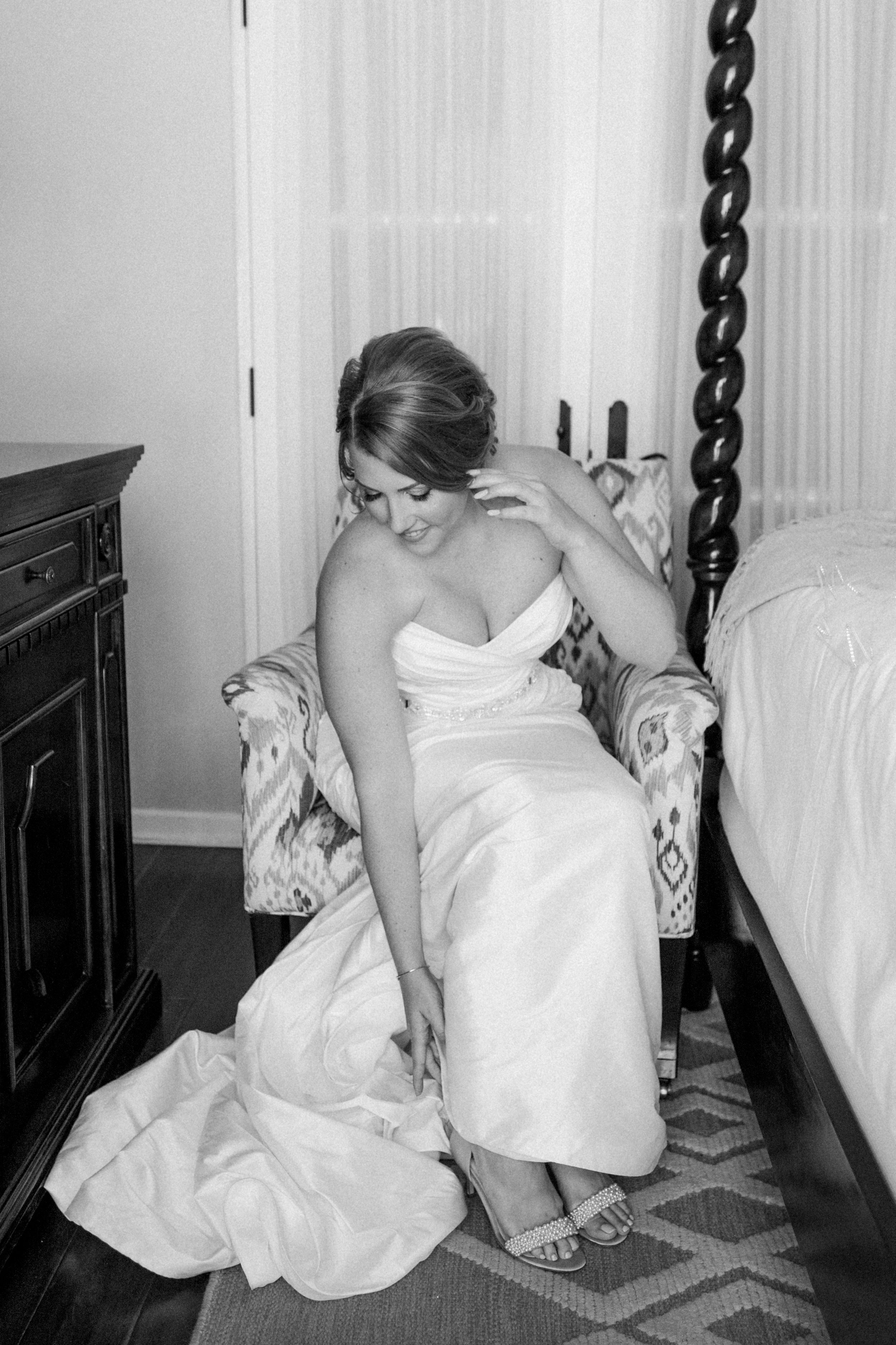 www.santabarbarawedding.com | Canary Hotel | Anna Delores Photography | Santa Barbara Wedding Coordinator | Bride getting ready