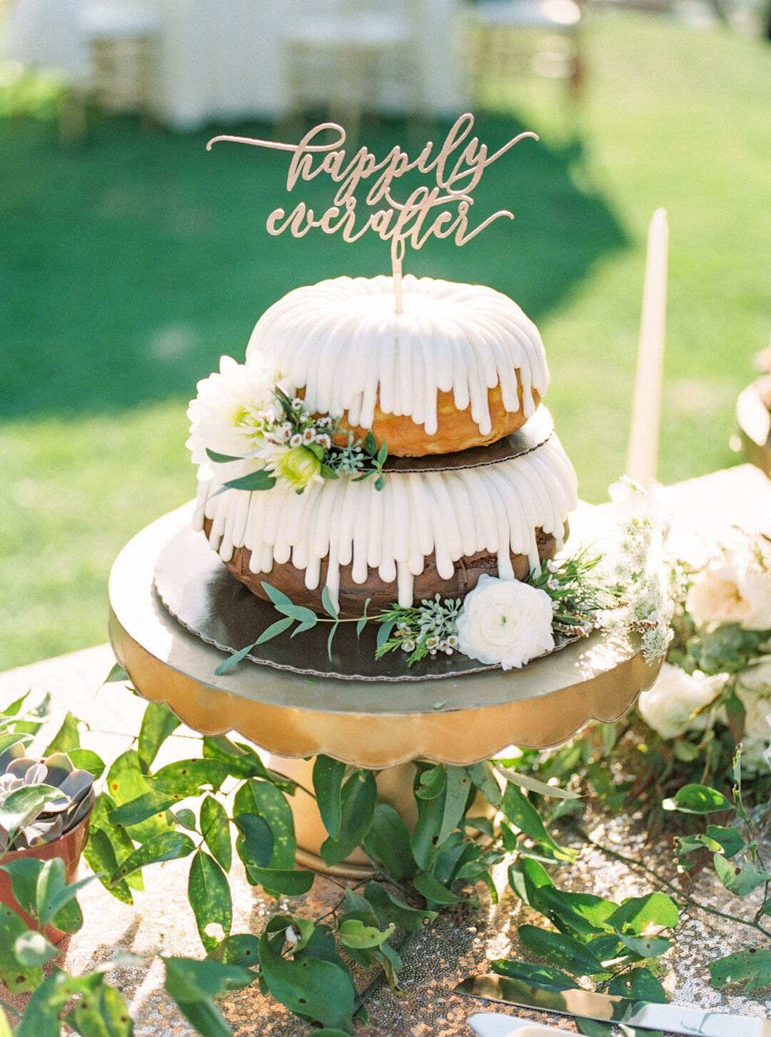 wwww.santabarbawedding.com | Planner: Vintage Heart Events | Ceremony Venue: Serra Cross Park | Photographer: Haley Richter Photography | Wedding Cake