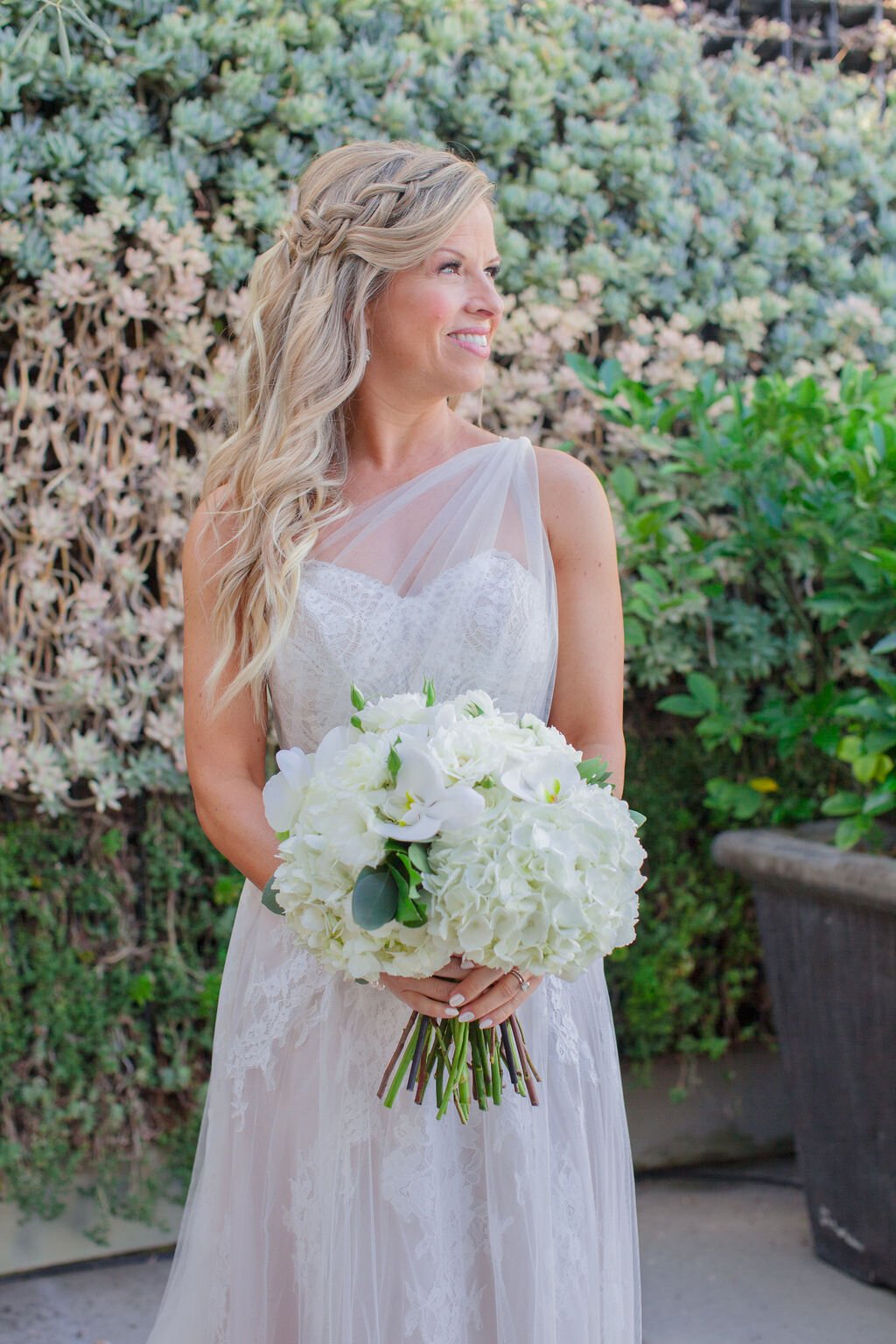 www.santabarbarawedding.com | Fess Parker Wine Country Inn | Epiphany Events | Linda Chaja | Wild Poppy Floral Design | LunaBella | Bride with Her Bouquet