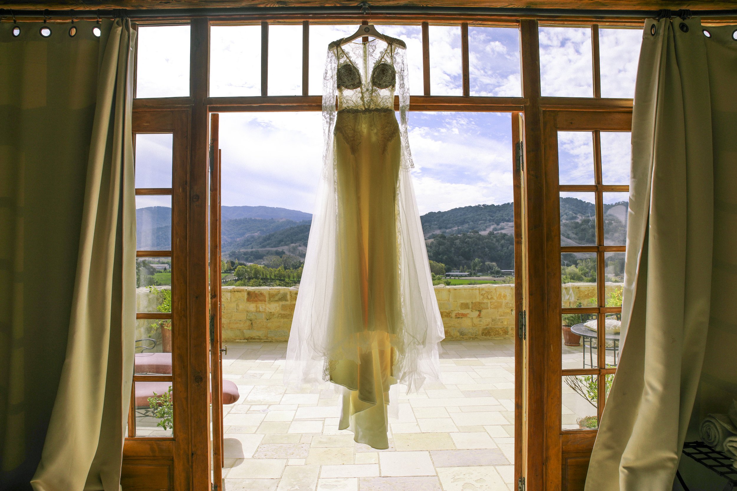 www.santabarbarawedding.com | Joseph Henry Photo | Sunstone Winery | Wedding Dress