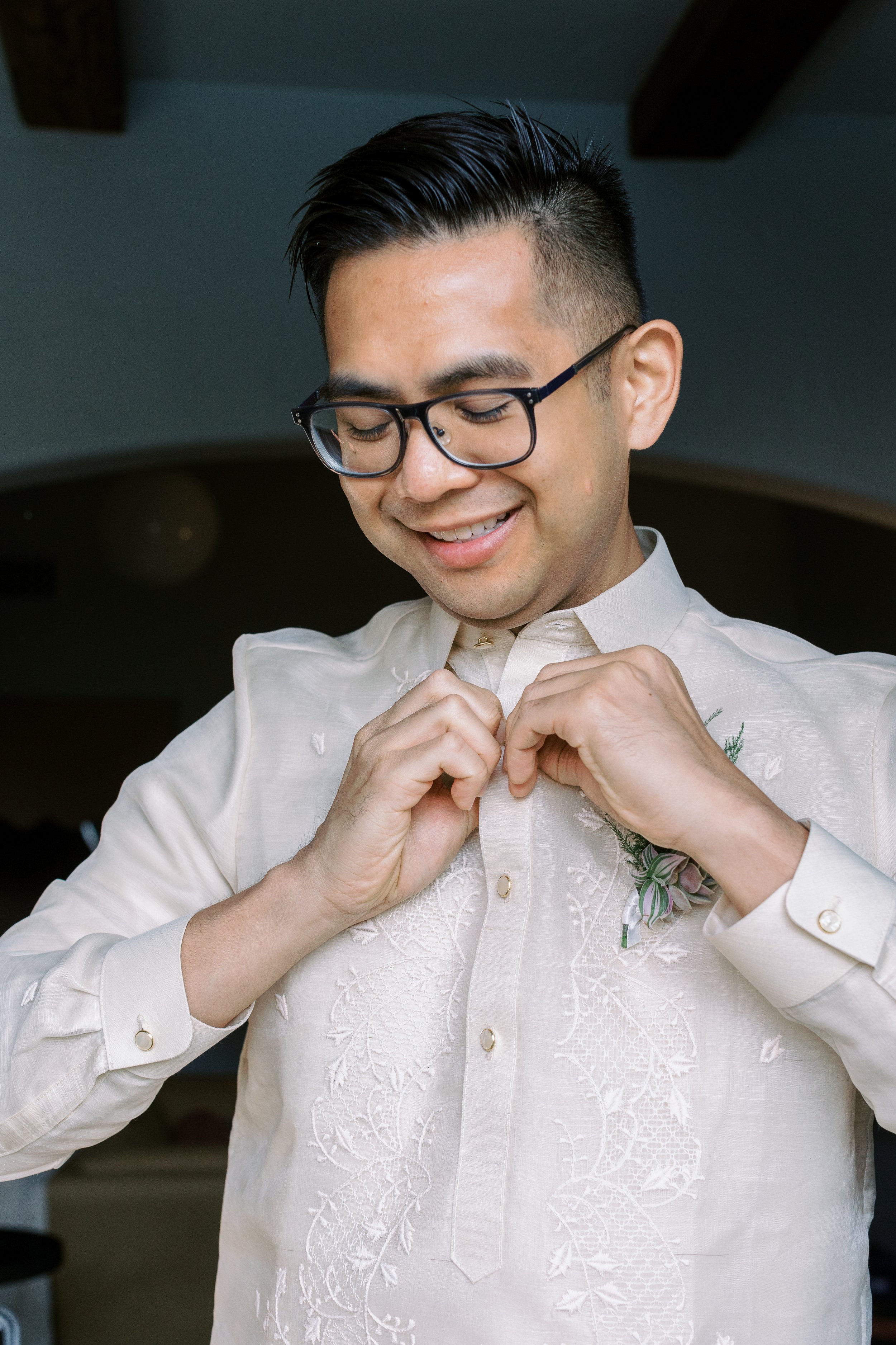 www.santabarbarawedding.com | SB Woman’s Club | Renoda Campbell | La Rouge Artistry | Groom Buttoning Up His Shirt Before Ceremony 