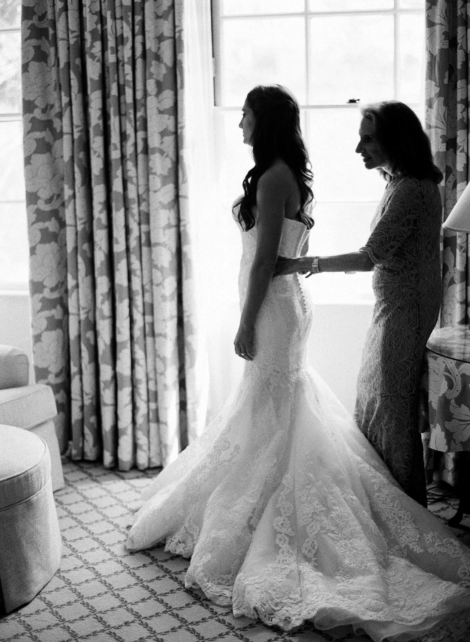 www.santabarbarawedding.com | Ashley Kelemen Photography | Four Seasons Santa Barbara | Bride | Getting Ready