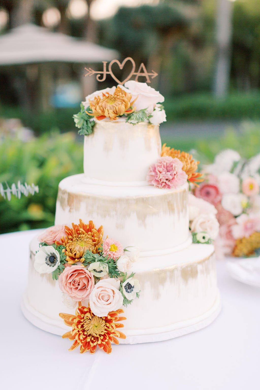 www.santabarbarawedding.com | Danielle Bacon Photography | Santa Barbara Zoo | Events by Rincon | Twisted Twig | Wedding Cake