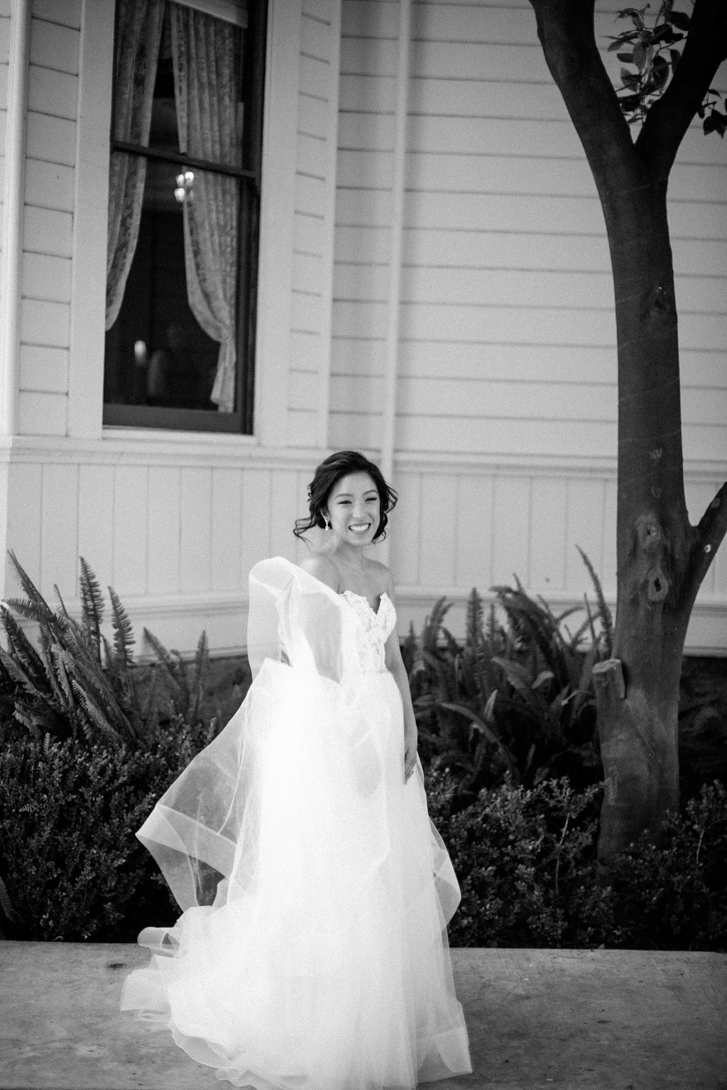www.santabarbarawedding.com | Abi Q Photography | Camarillo Ranch | White Blossom | Unique Floral Designs | Kelly Zhang | The Bride in Her Gown