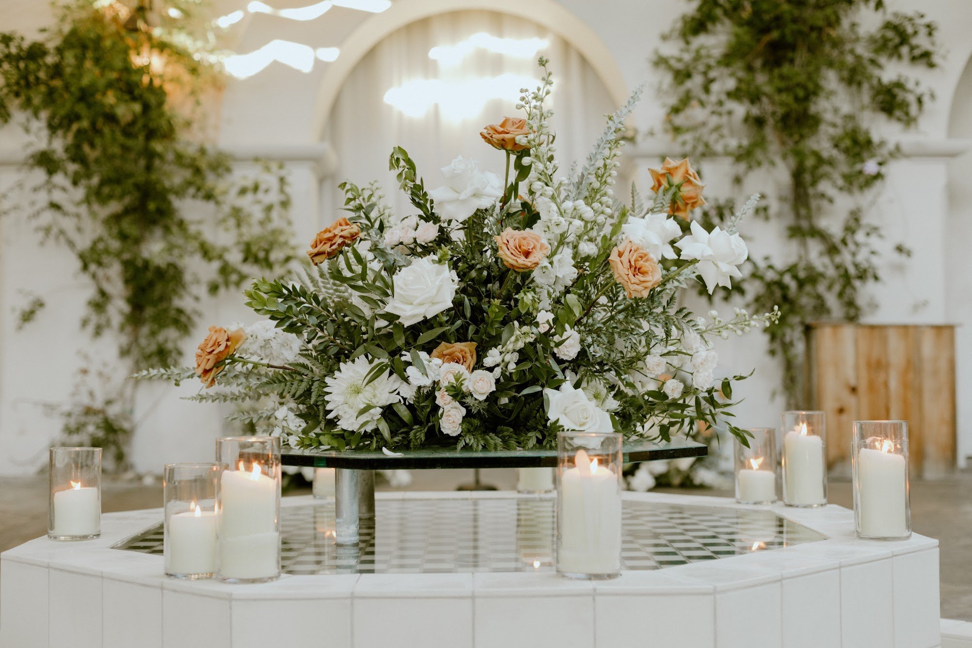 www.santabarbarawedding.com | Boho Chic Dreams | Katie Ruther | Ann Johnson Events | Villa &amp; Vine | Orange and White Floral Design in Middle of the Room