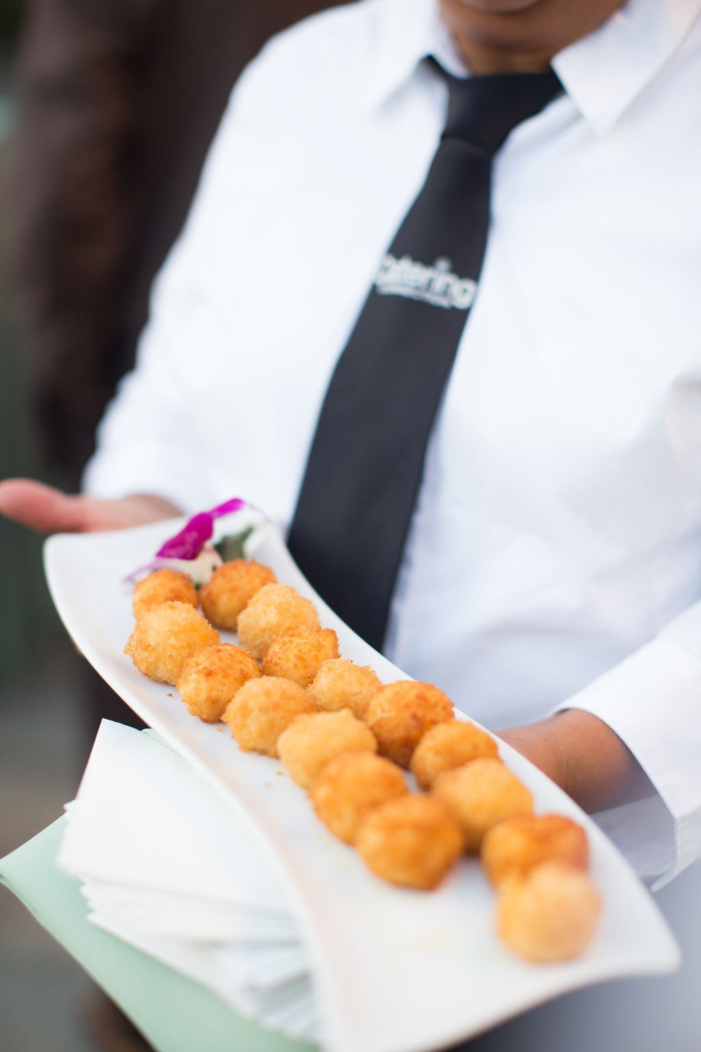 www.santabarbarawedding.com | Catering Connection | Sarita Relis Photography | Served Mac and Cheese Balls