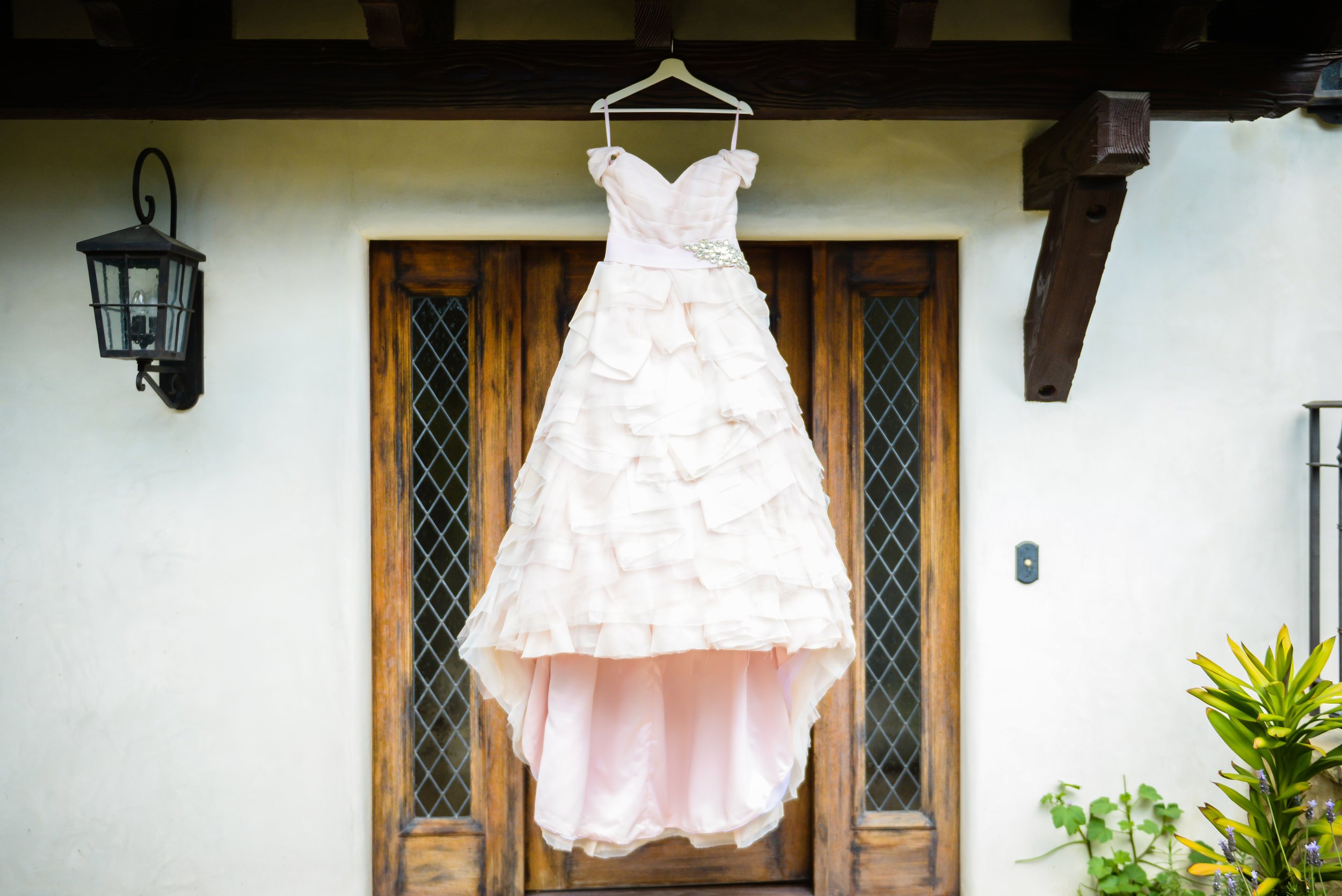 www.santabarbarawedding.com | Alice Keck Park | Santa Barbara Club | Half Full Photography | Wedding Gown