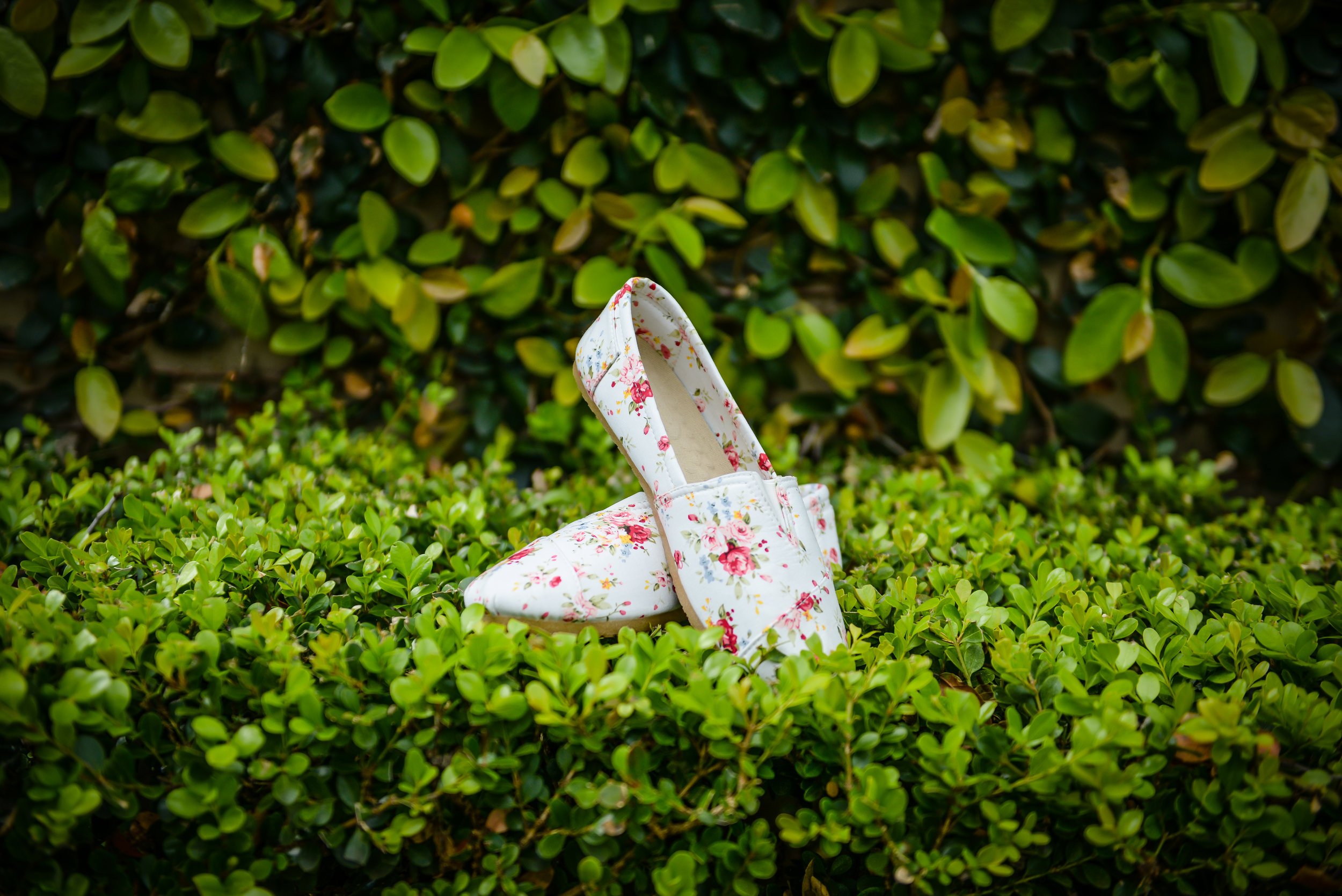 www.santabarbarawedding.com | Alice Keck Park | Santa Barbara Club | Half Full Photography | Bride's Shoes