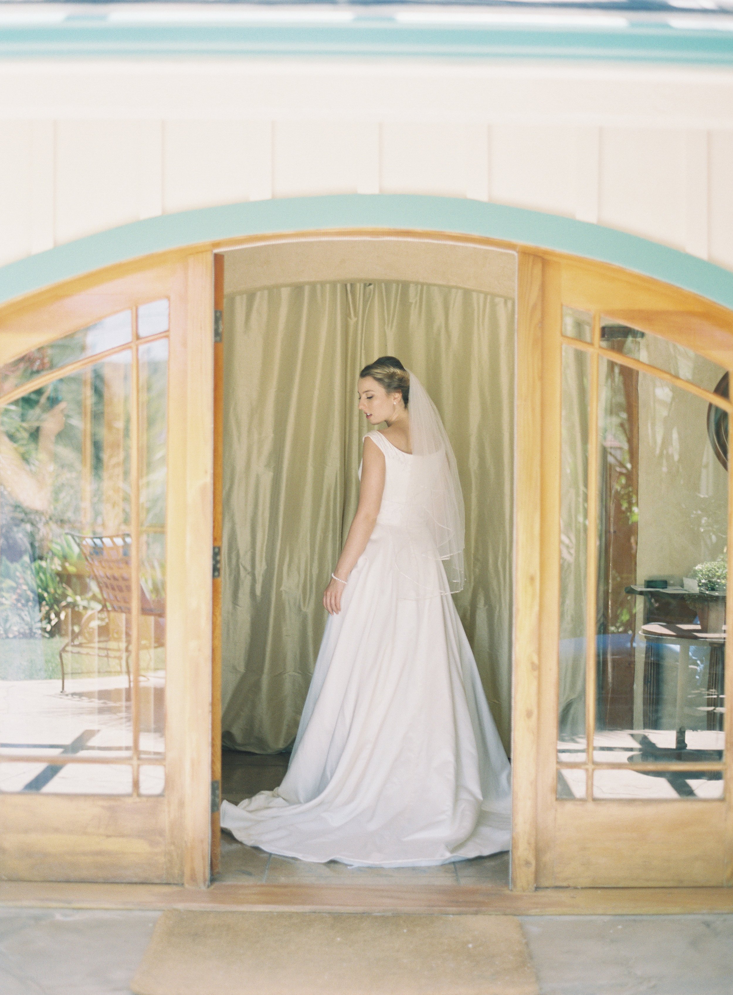 www.santabarbarawedding.com | Trinity Episcopal Church | Elings Park | Sarah Weir | Burlap & Bordeaux | Bride