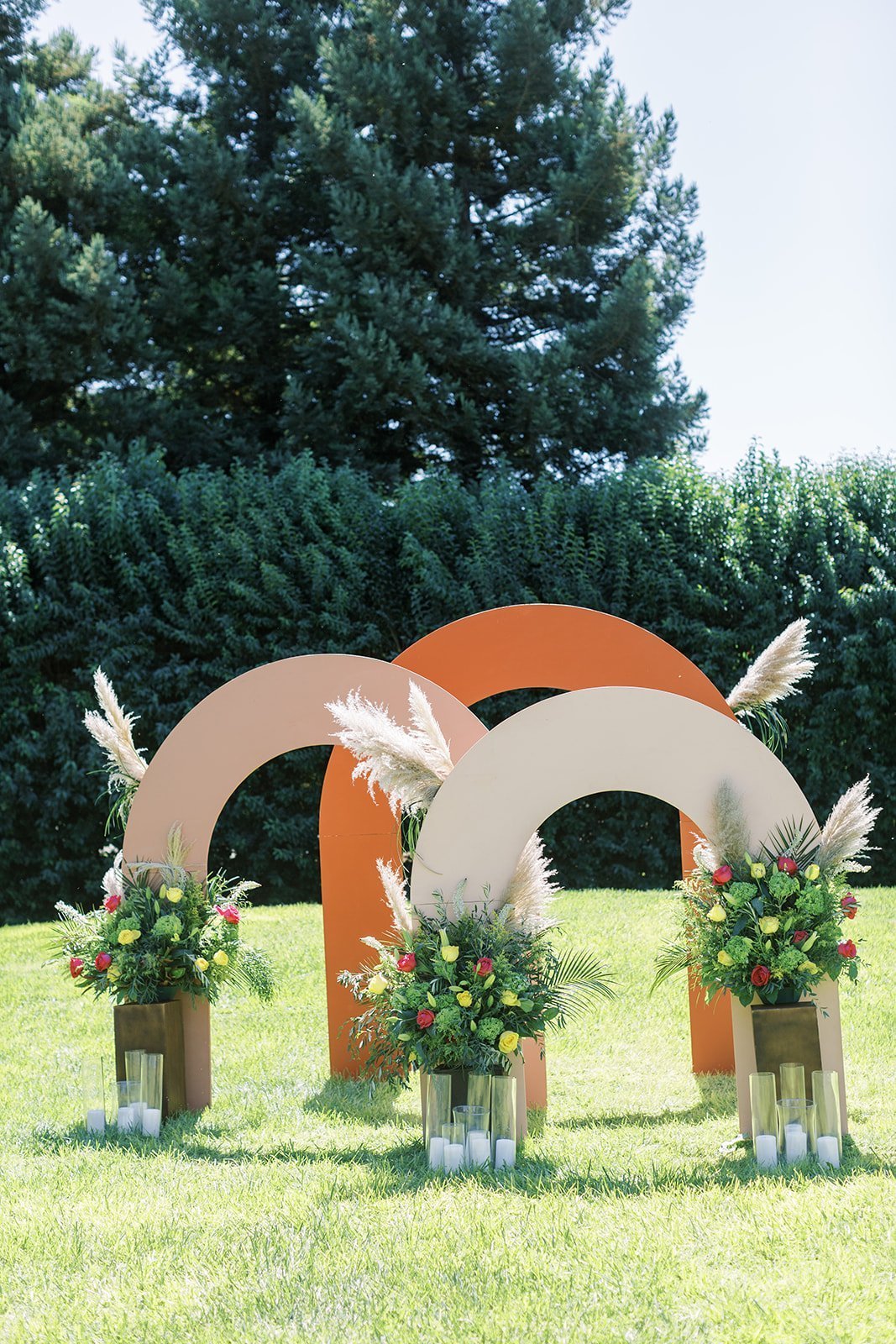 www.santabarbarawedding.com | Pacwest Blooms | Backdrop Boutique | Gatherings for Good | Danielle Honea Photography | Wedding Arches and Floral Arrangements