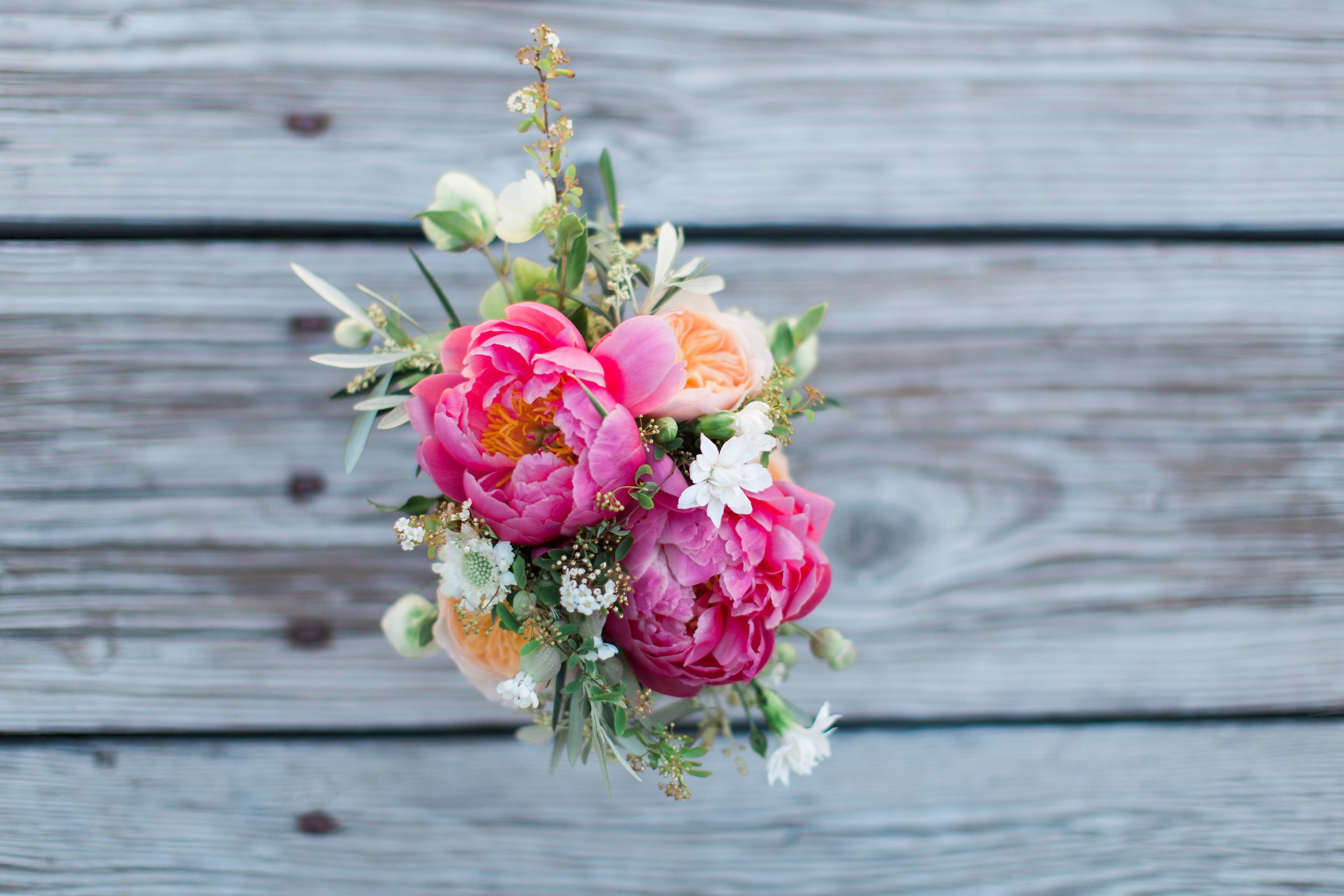 www.santabarbarawedding.com | Kiel Rucker Photography | A Charming Occasion | Figueroa Mountain Farmhouse | Ella &amp; Louie | Small Pink and Orange Floral Arrangement