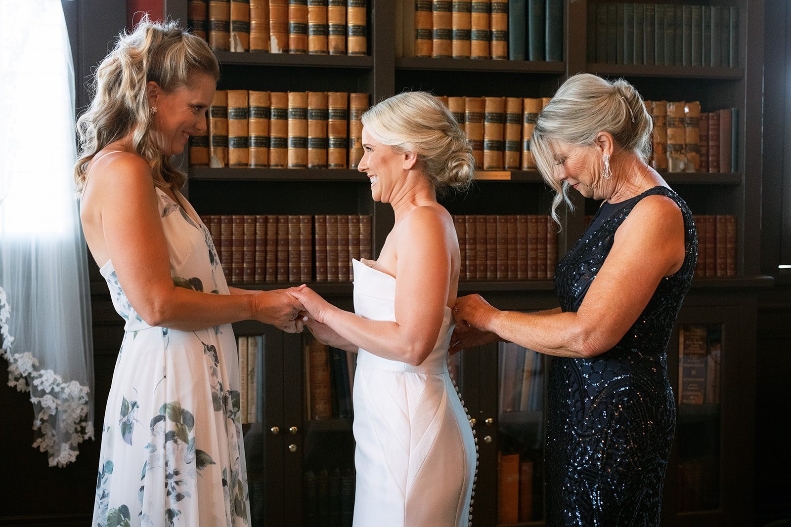 www.santabarbarawedding.com | Santa Barbara Courthouse | Amazing Days Events | Anna Delores Photography | Blushing Beauty | Anne Barge | Bride Getting Ready with Mom and Bridesmaid