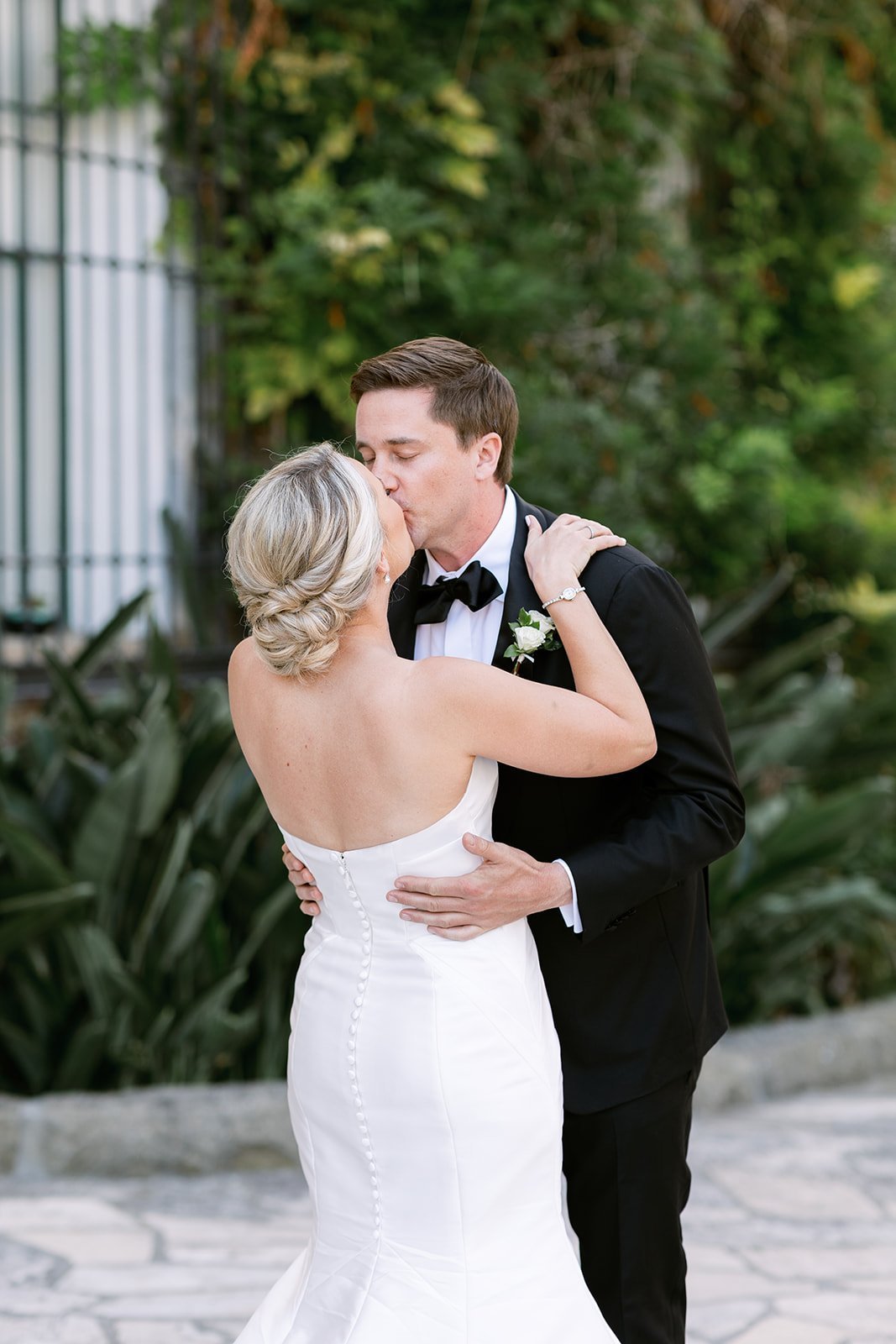 www.santabarbarawedding.com | Santa Barbara Courthouse | Amazing Days Events | Anna Delores Photography | Blushing Beauty | Anne Barge | Anna Le Pley Taylor | Bride and Groom First Look