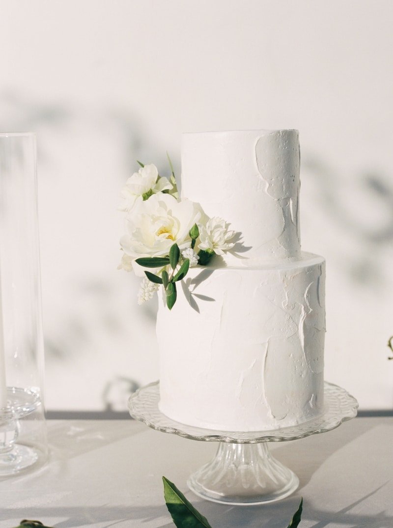 www.santabarbarawedding.com | Ojai Valley Inn | White Sage | Ellie Koleen Photography | Ojala Floral | Amigo Party Rentals | Lele Patisserie | Two Tiered White Wedding Cake 