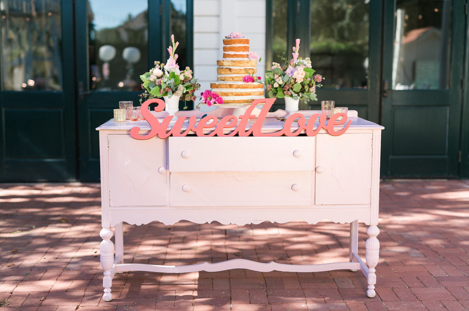 www.santabarbarawedding.com | Mattei's Tavern | Staci Stack Photography | Wedding Cake Table