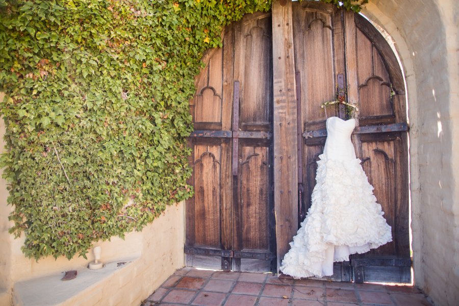 www.santabarbarawedding.com | Ann Johnson Events | Jessica Lewis Photo | Whispering Rose Ranch | Wedding Dress
