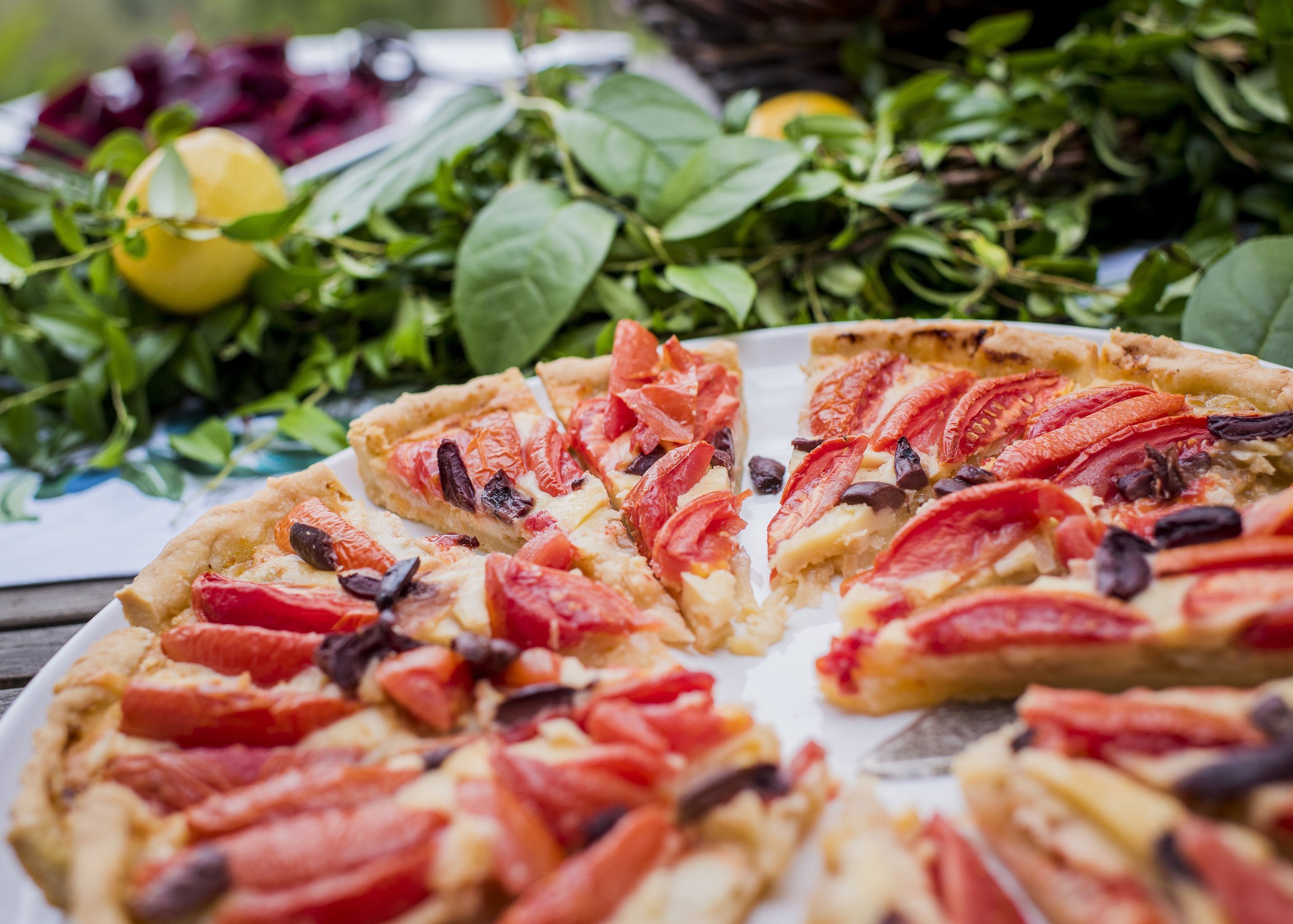 www.santabarbarawedding.com | Savoir Faire | Willa Kveta Photography | Flatbread Pizza with Tomatoes Appetizer
