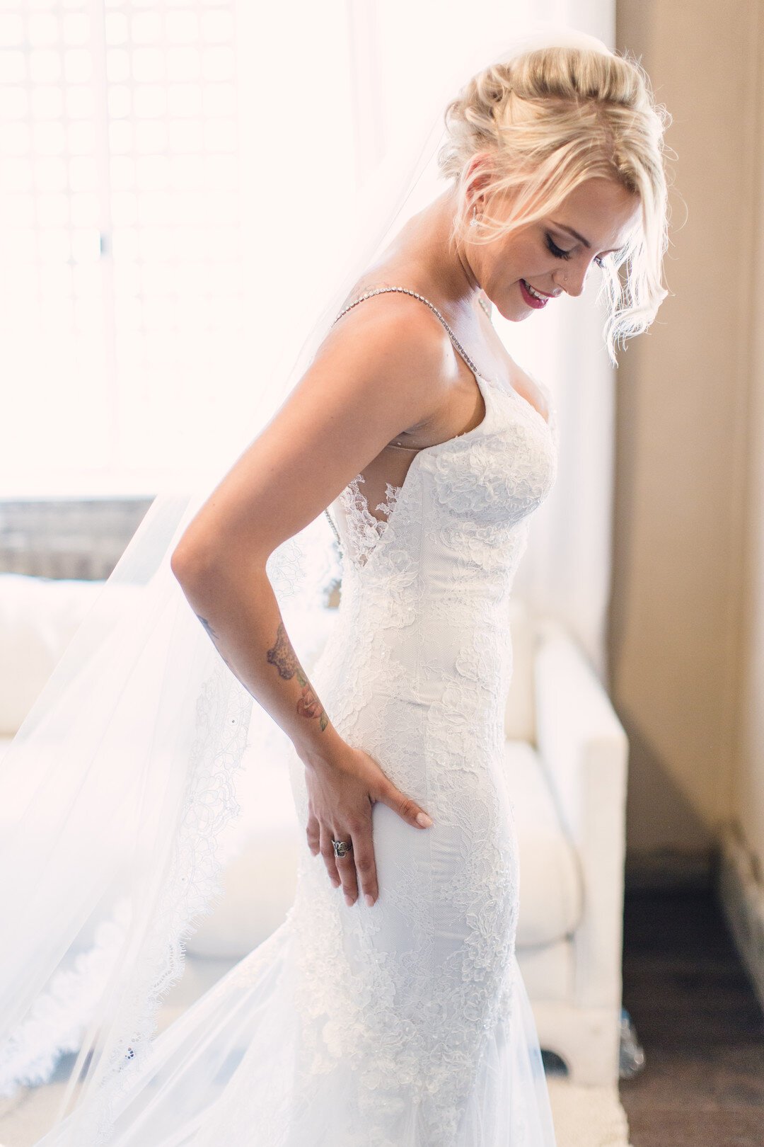 www.santabarbarawedding.com | Joanna Fisher Photography | Bride in Her Fitted Lace Mermaid Wedding Gown Before the Ceremony 