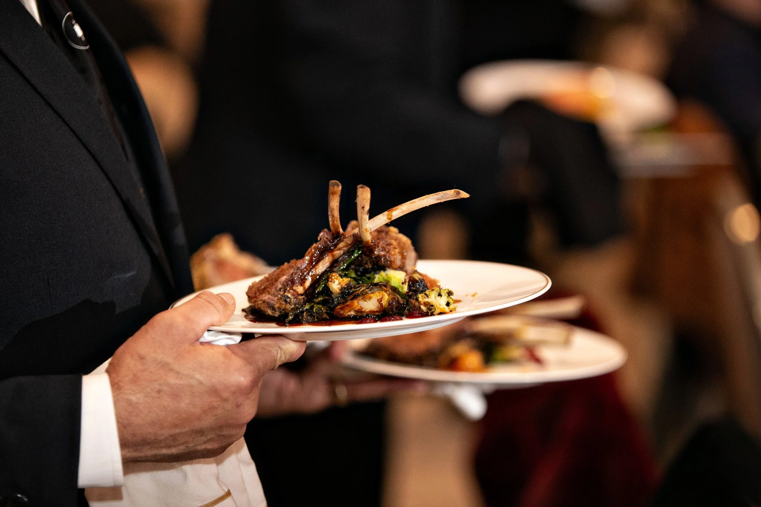 www.santabarbarawedding.com | Laurie Bailey | Rosewood Miramar | Ann Johnson Events | Serving Dinner 