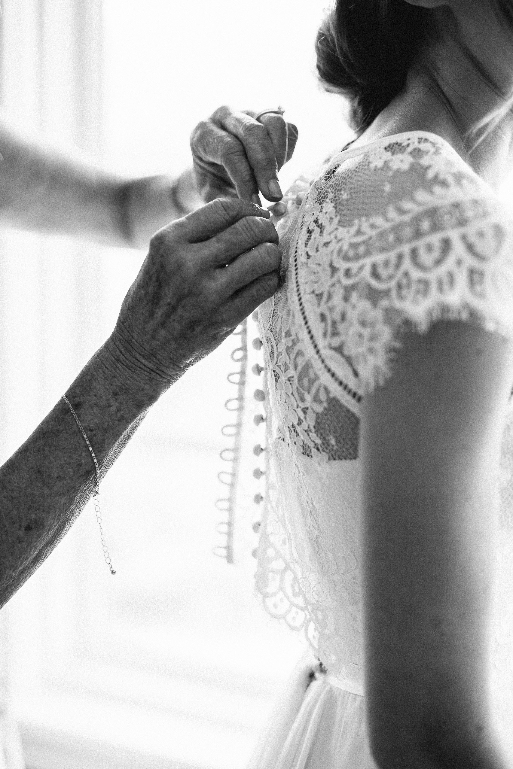 www.santabarbarawedding.com | Elings Park | Hannah Rose Gray | Bride getting ready