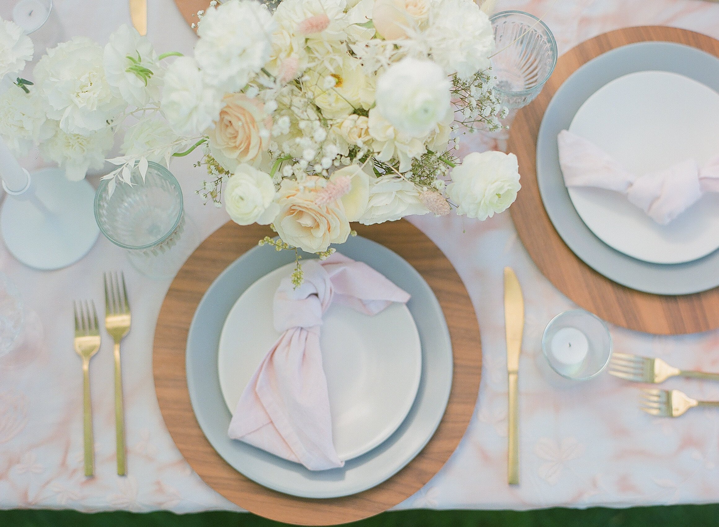 www.santabarbarawedding.com | Wunderland &amp; Co. | Esteban Leyva Photography | Reception Tables with White Florals, Gold Silverware and Light Grey and Wood Plates