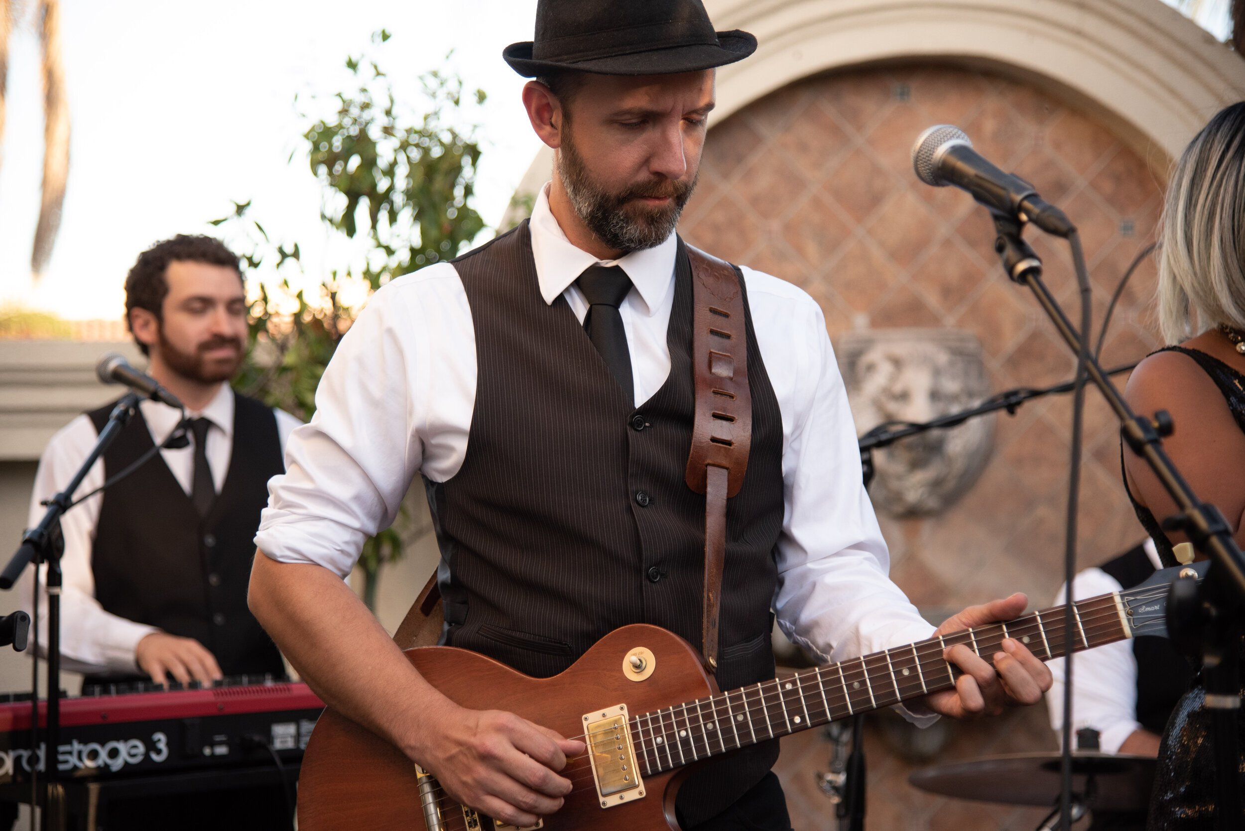 www.santabarbarawedding.com | Matt Roberts | Rewind Photography | Santa Barbara Club | Replicas Guitarist and Keyboard Player Performing at Wedding