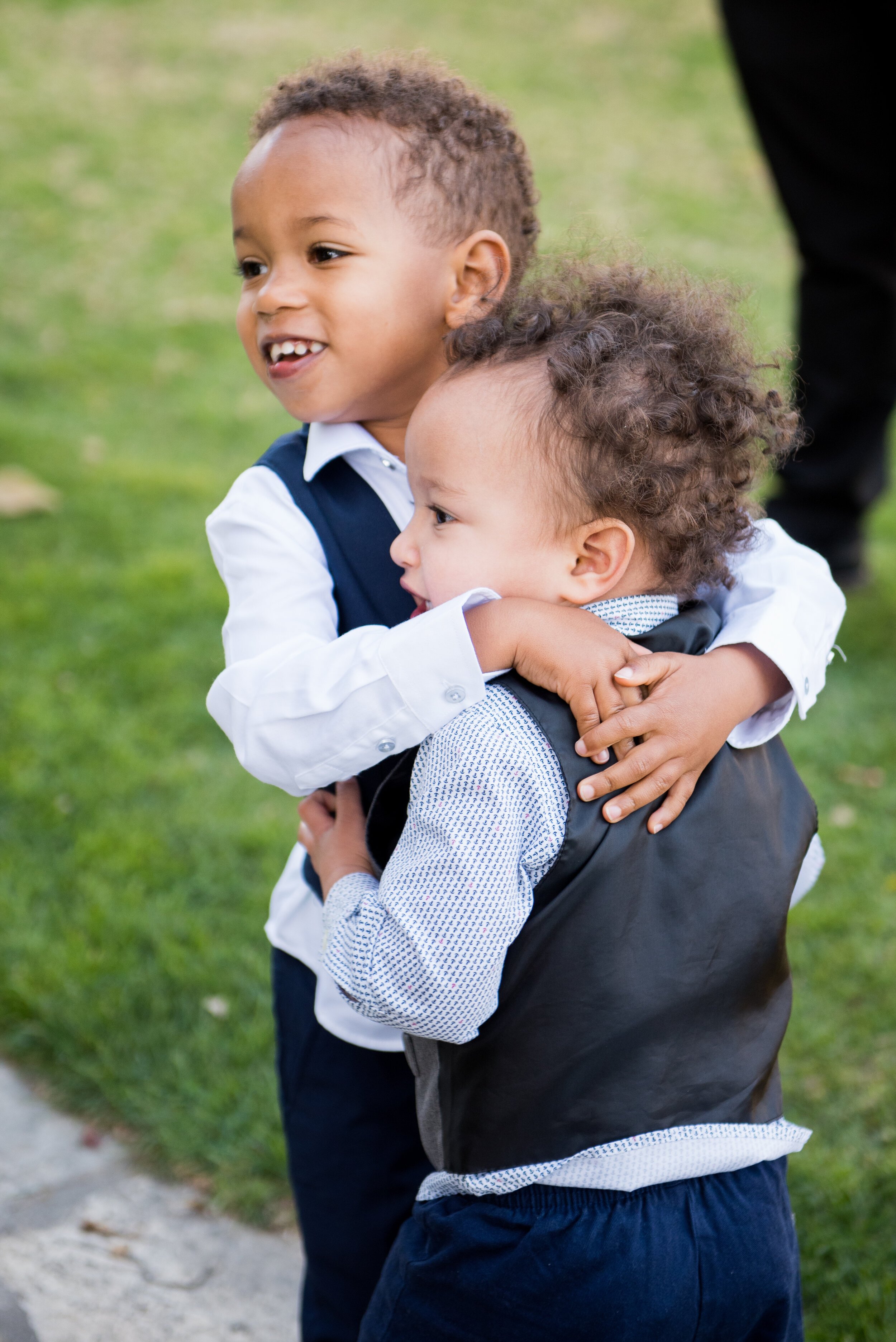 www.santabarbarawedding.com | ByCherry Photography | Santa Barbara Courthouse | Kaycee Dirkse | Ceremonies by Nanette | Little Boys Hugging at Ceremony 