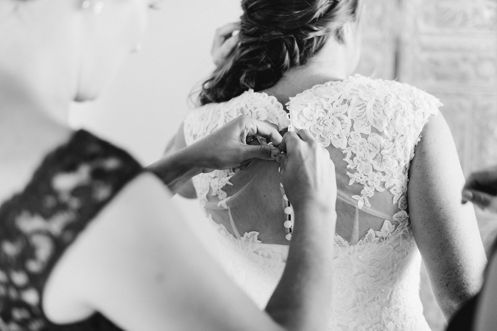 www.santabarbarawedding.com | Grace Kathryn | Santa Barbara Historical Museum | Bride getting ready