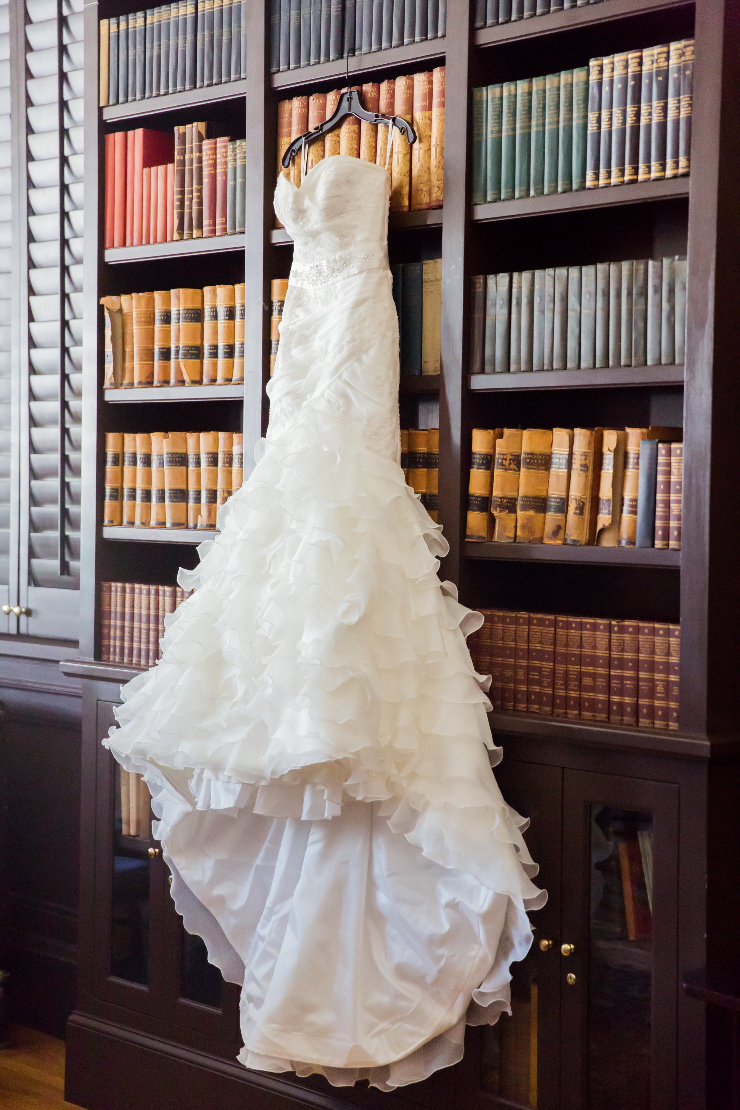 www.santabarbarawedding.com | Santa Barbara Club | Jessica Fairchild Photography | Wedding Dress
