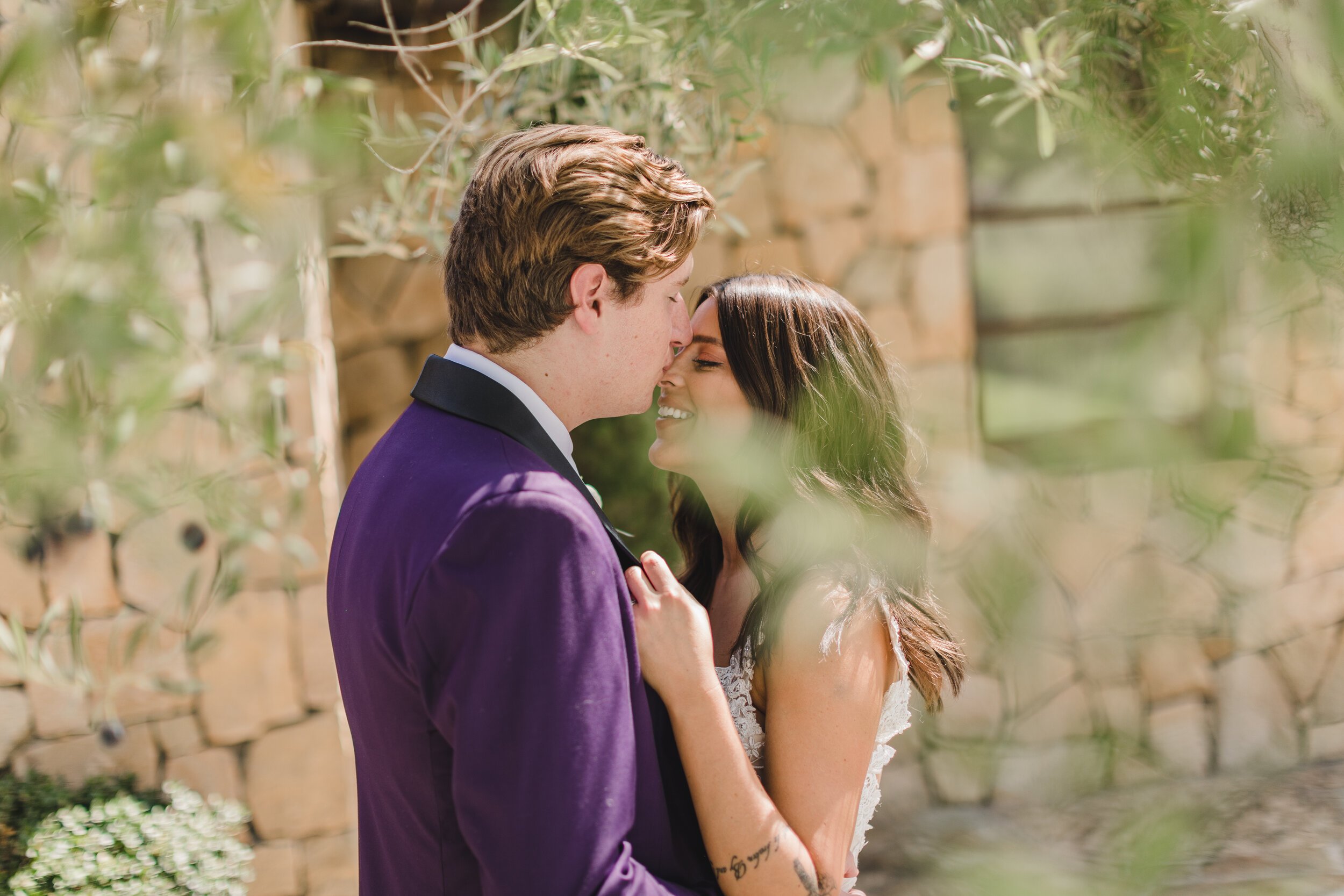 www.santabarbarawedding.com | Klentner Ranch | Santa Barbara Wedding Coordinator | Waller Weddings | The Twisted Twig | Bride and Groom Kiss Under the Tree