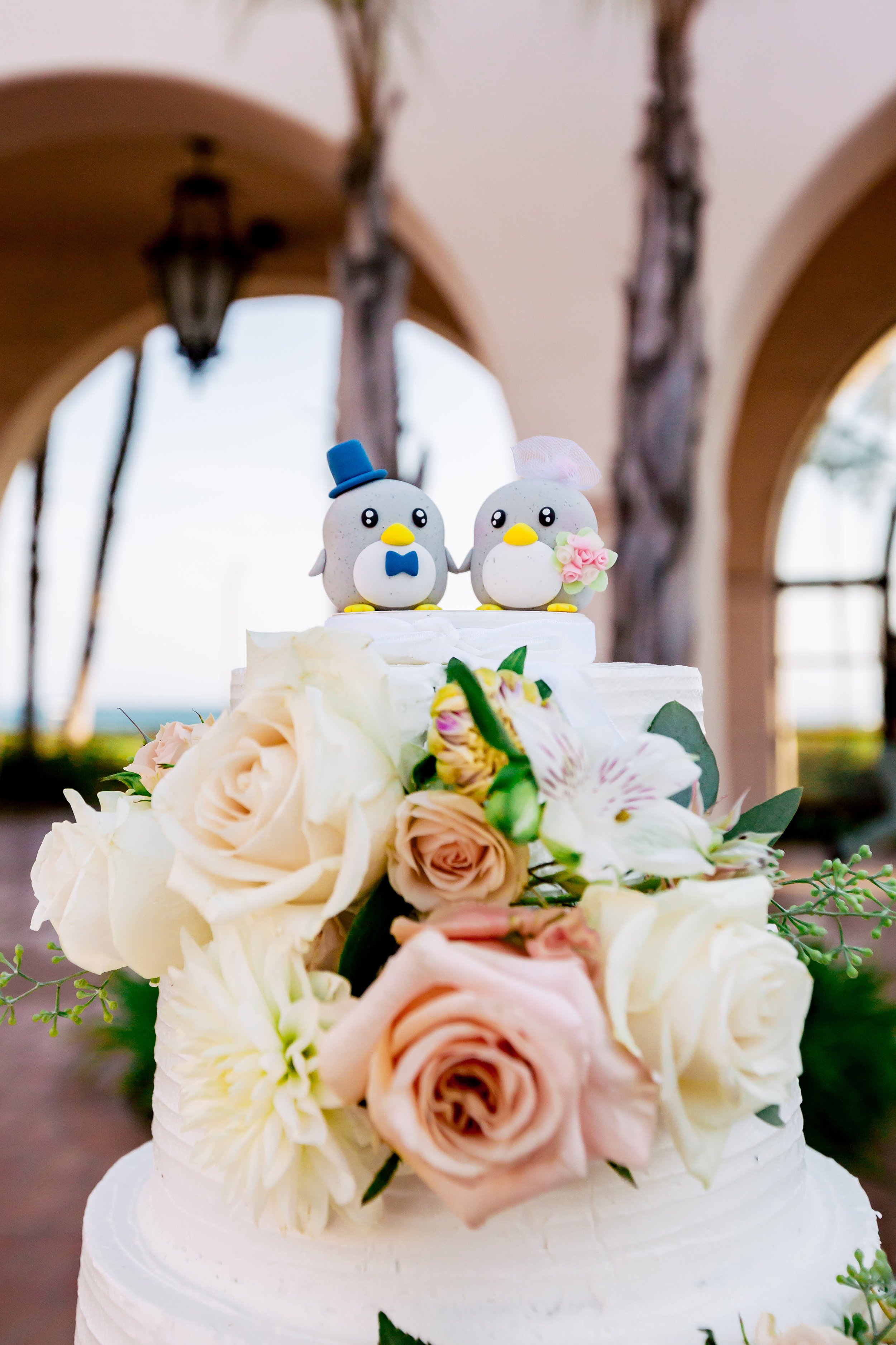 www.santabarbaraweddingstyle.com | Rewind Photography | Events by M and M | Hilton Santa Barbara | Wedding Cake
