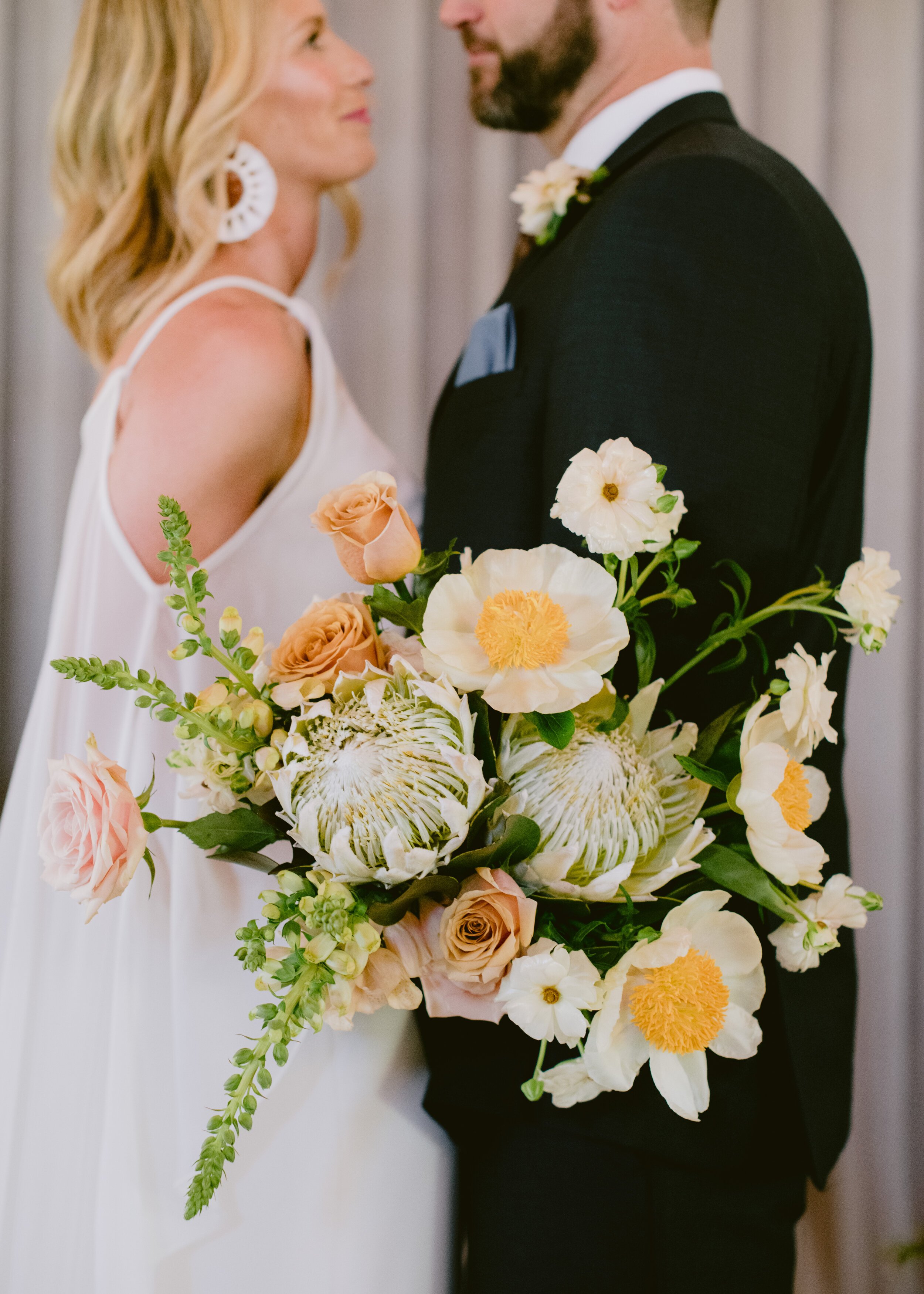 www.santabarbarawedding.com | Mollie Crutcher Photography | Flying Flags RV Resort &amp; Campground | Hive Events | Ella and Louie | peach and white bridal bouquet