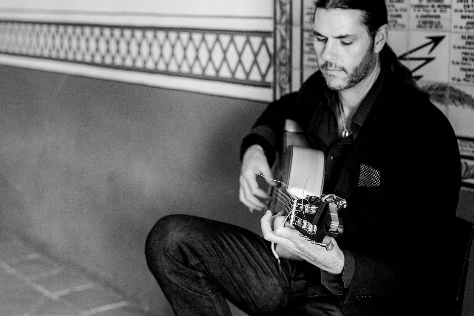 www.santabarbarawedding.com | El Prisidio | Anna Delores | Jill &amp; Co Events | TOAST | Coco Rose Design | Chris Fossek | Musician Playing Guitar at the Venue 