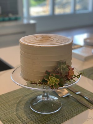 www.santabarbarawedding.com | Lele Patisserie | Single Tier Cake with Succulents