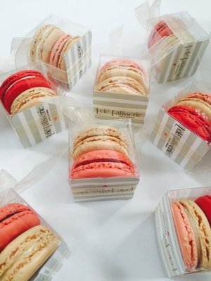 www.santabarbarawedding.com | Lele Patisserie | Red and Orange Macaroons 