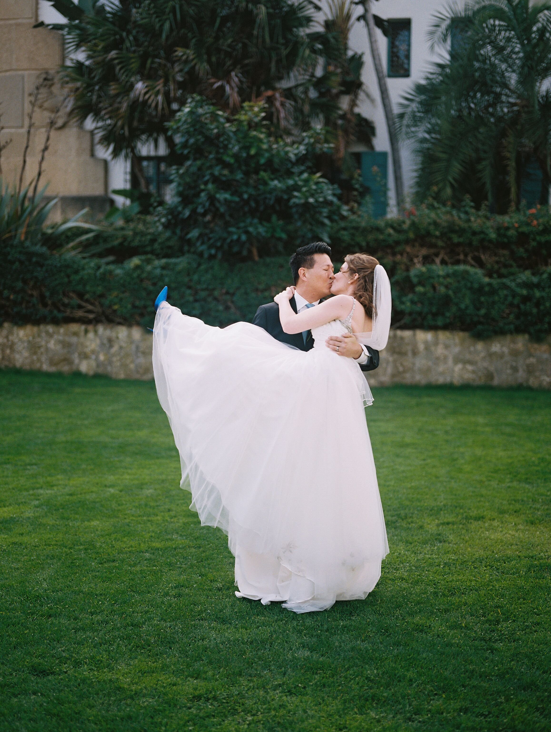www.santabarbawedding.com | Venue: Santa Barbara Courthouse | Photography: Ryanne Bee Photography | Officiant: Santa Barbara Classic Weddings | Bride and Groom Romantic Kiss