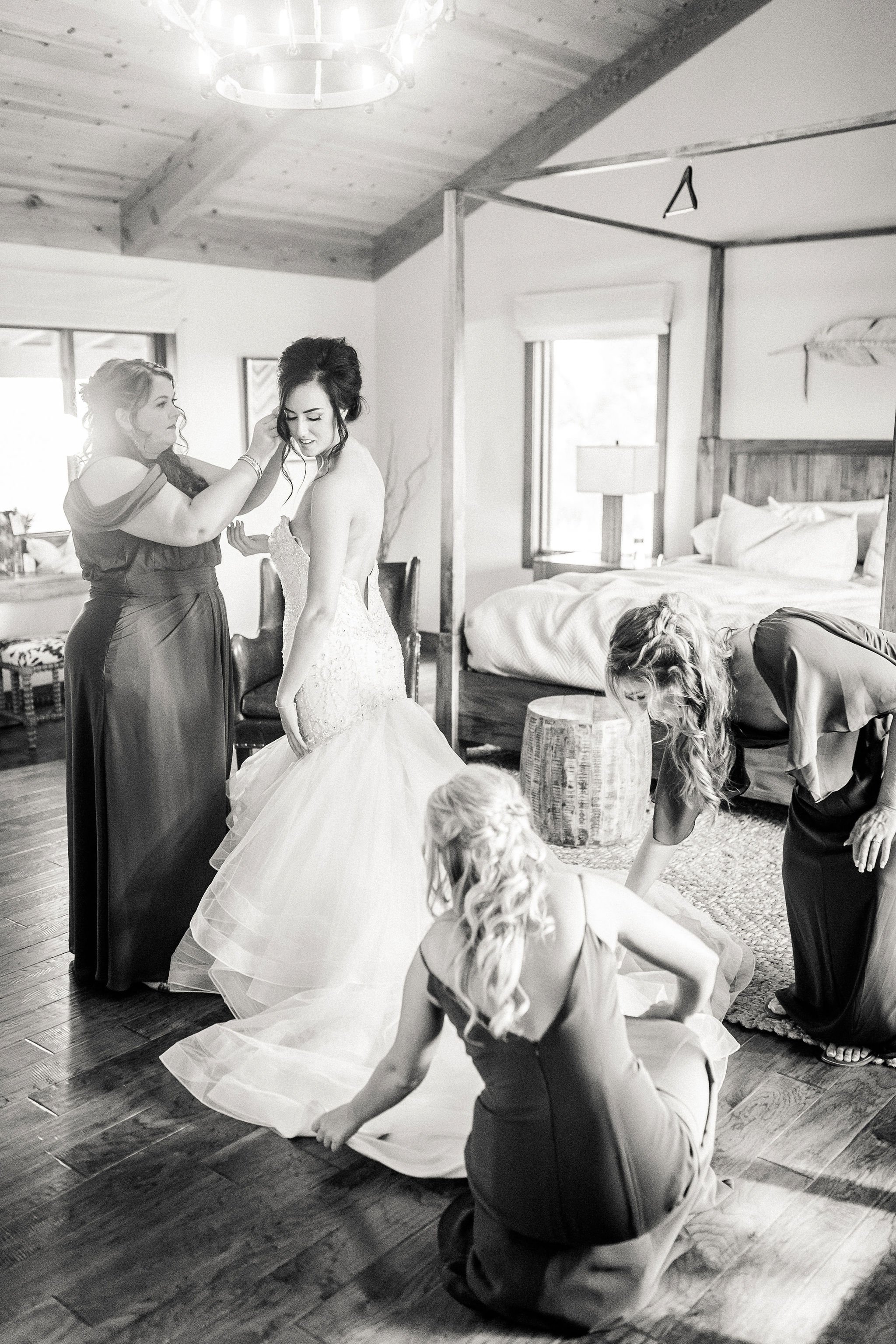 www.santabarbarawedding.com | Kiel Rucker | Greengate Ranch | Kramer Events | Bianca’s Bridal | Faces A La Mode | Bridesmaids Help Bride Get Ready 