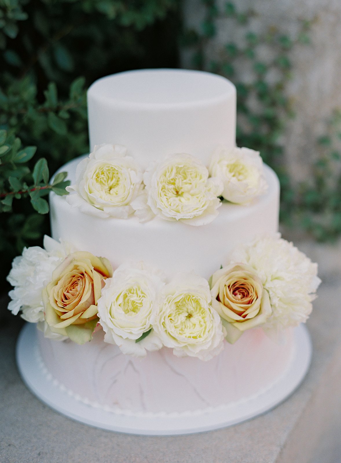 www.santabarbarawedding.com | Besame Floral | Carrie King Photography | Styled Shoot | Wedding Cake