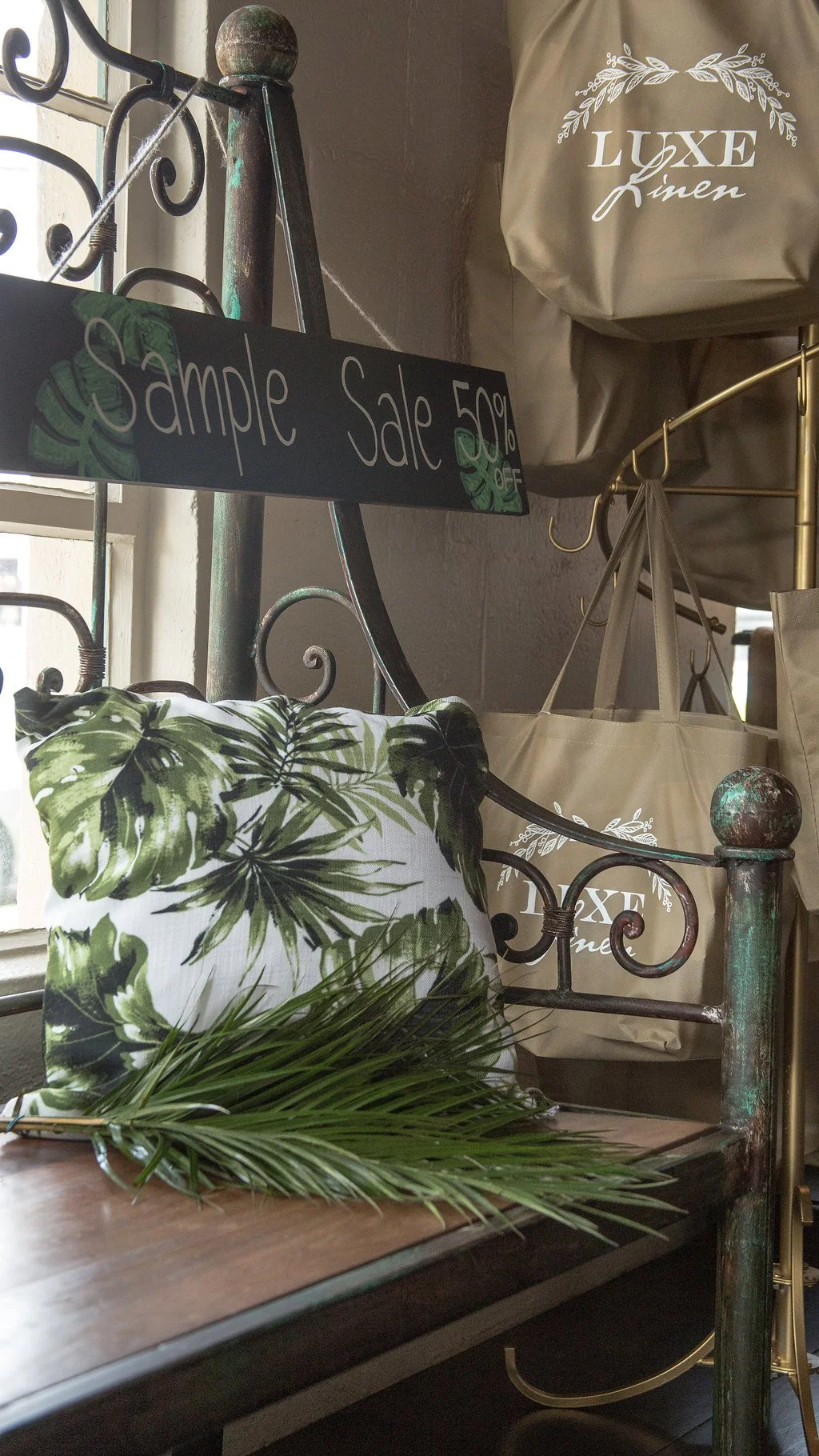 Santa Barbara Wedding Style | Luxe Linen Showcase | Leaf Pattern | Tropical Trends | Wedding Tabletops