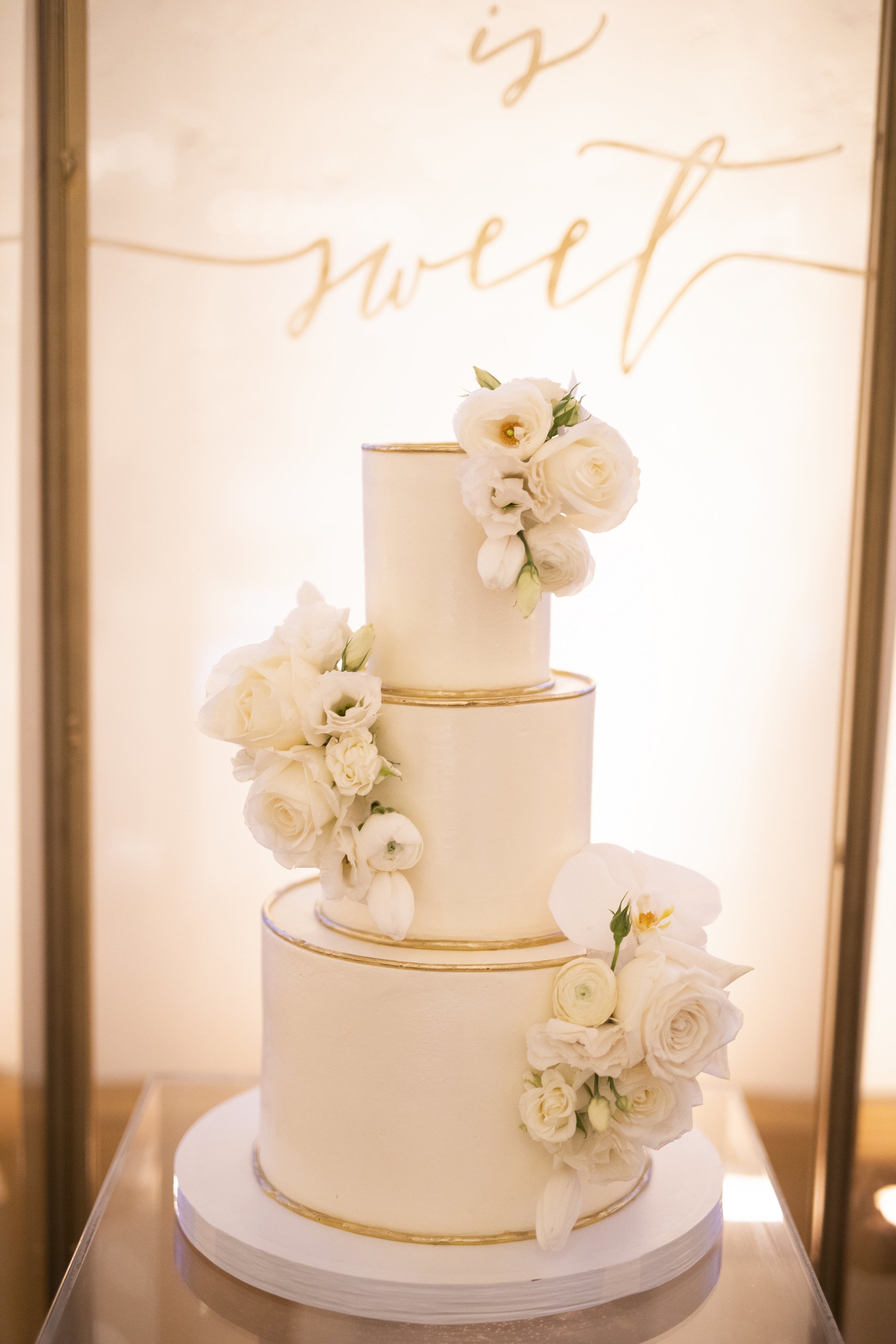 www.santabarbarawedding.com | gold cake | wedding cake | lilac patisserie | Makenzie Hollar