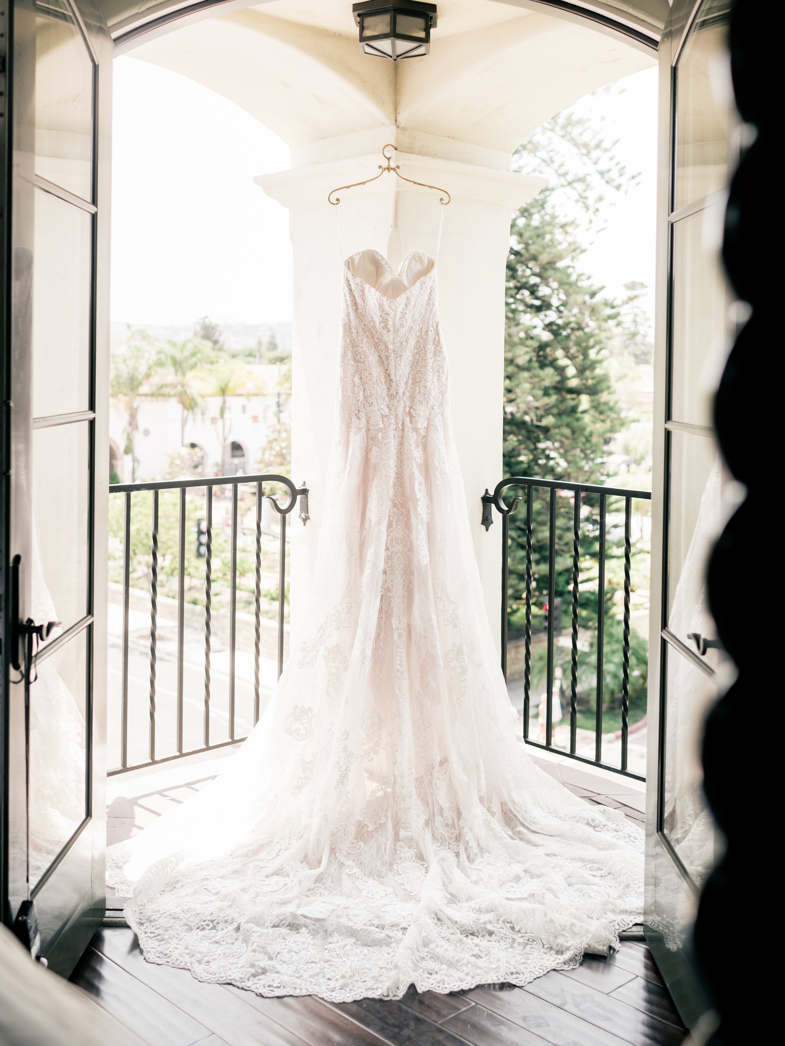 www.santabarbarawedding.com | El Presidio | Santa Barbara Club | Taralynn Lawton | Wedding Dress