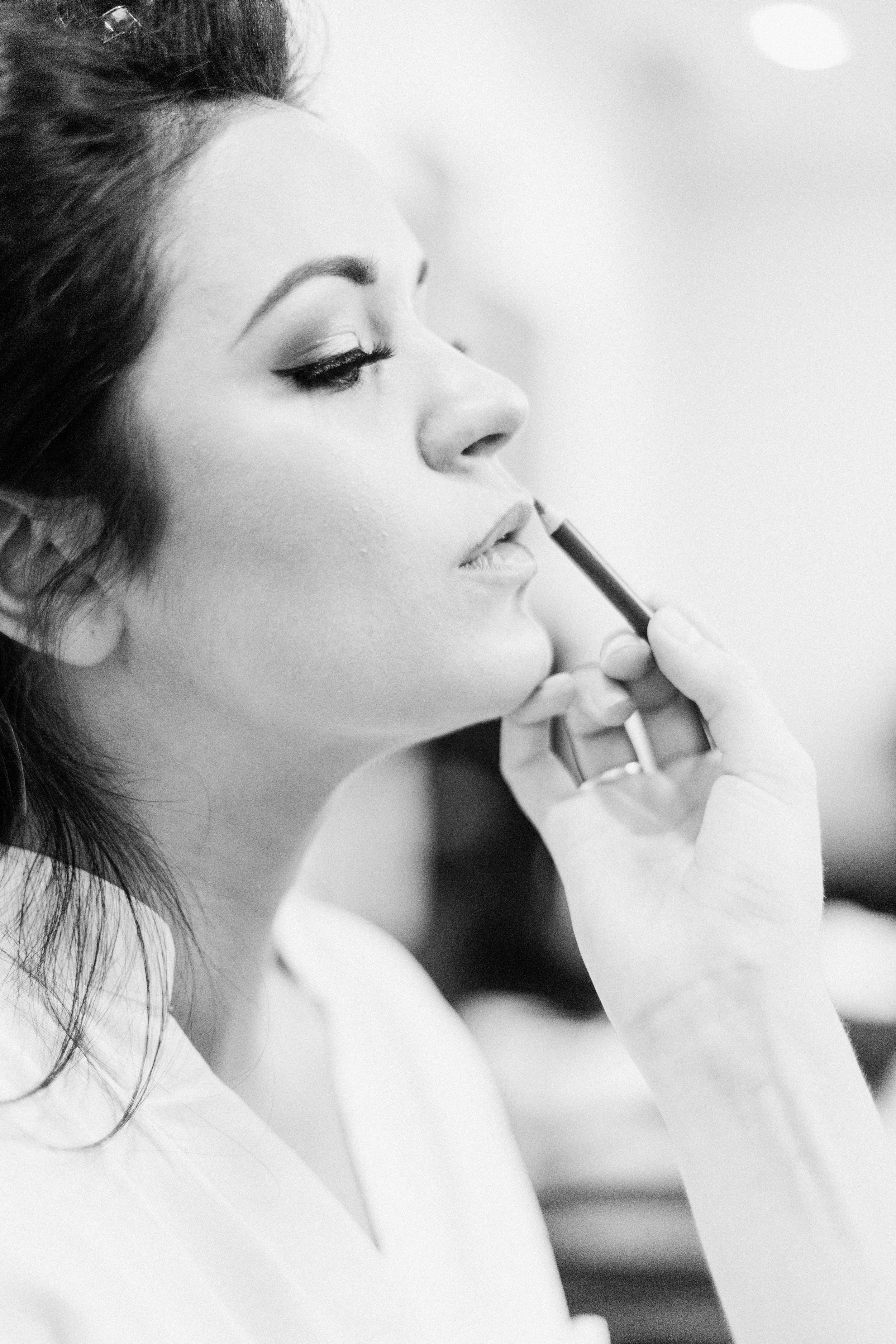 www.santabarbarawedding.com | El Presidio | Santa Barbara Club | Taralynn Lawton | Bride getting ready